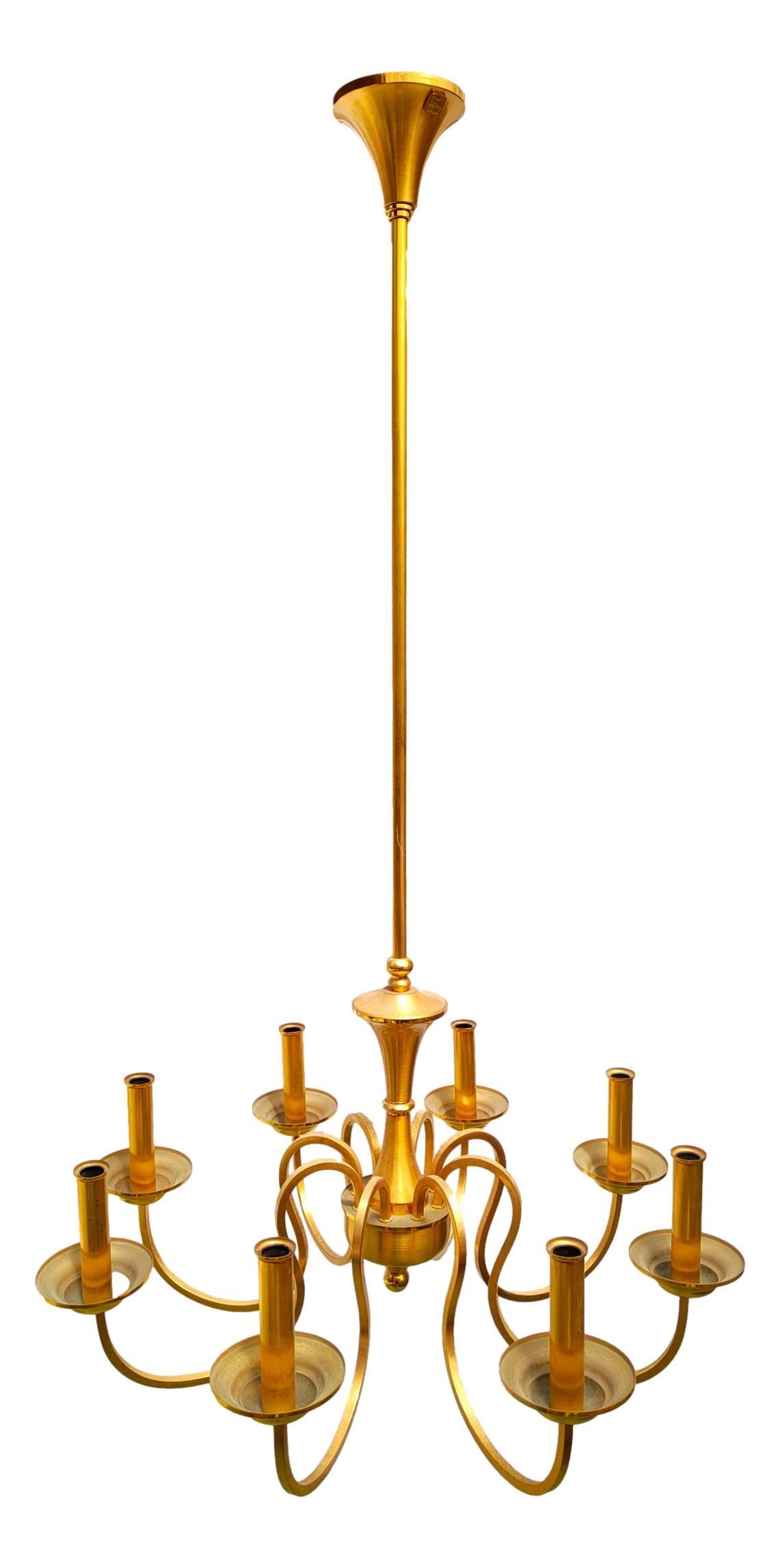 Gorgeous original 1960s chandelier, Lumi Milano production, design by Oscar Torlasco, signed.

Composed of eight arms with as many lamp holders, made of gilded metal, Measures 110 cm high, 65 cm circumference of the luminous part.

Very good