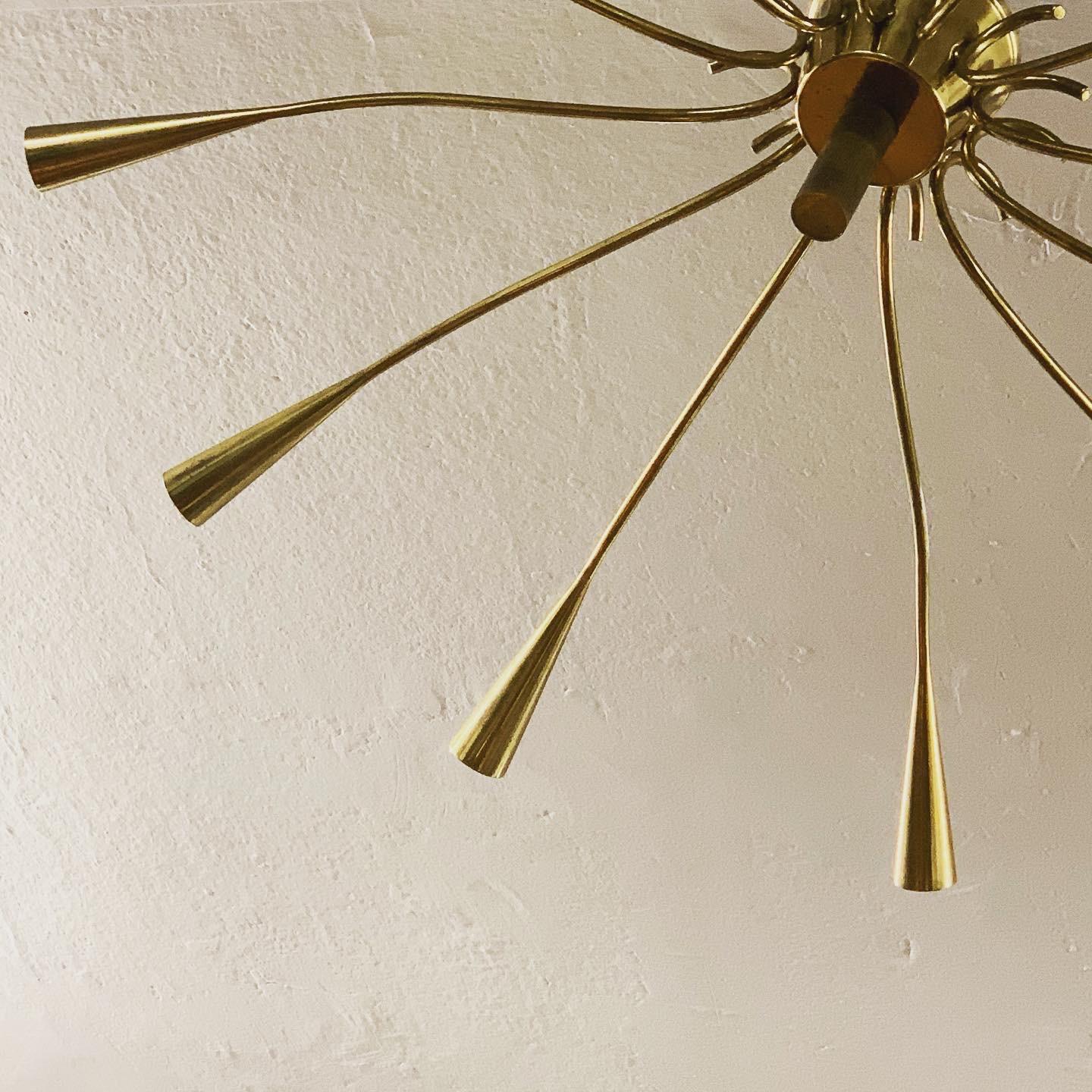 12-Arm Spoked Chandelier Entirely in Brass - Italy 1950s In Good Condition For Sale In Milano, IT