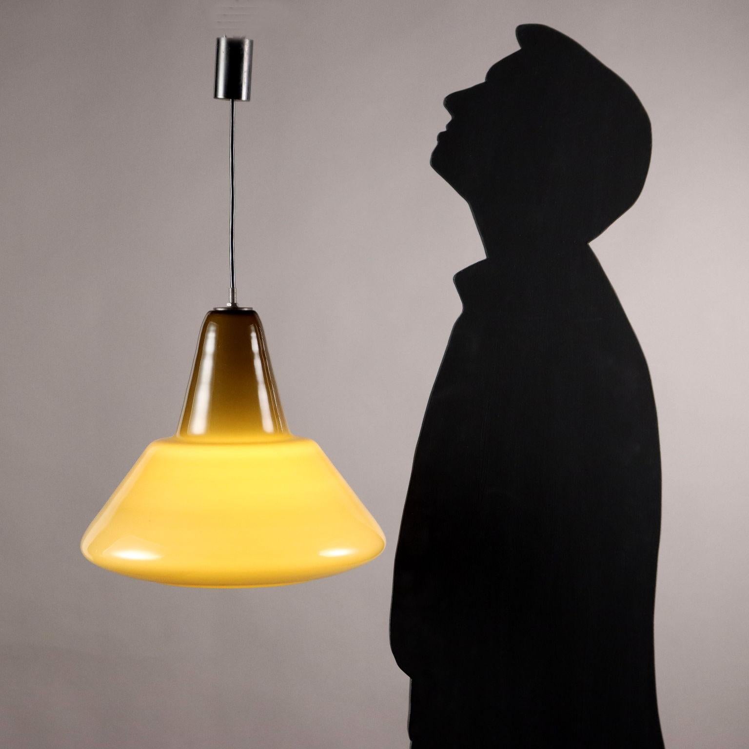 Mid-Century moderno Lampadario a soffitto Anni 60 con vetro giallo in vendita