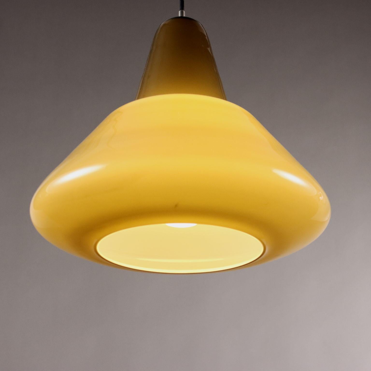 Lampadario a soffitto Anni 60 con vetro giallo In condizioni buone in vendita a Milano, IT