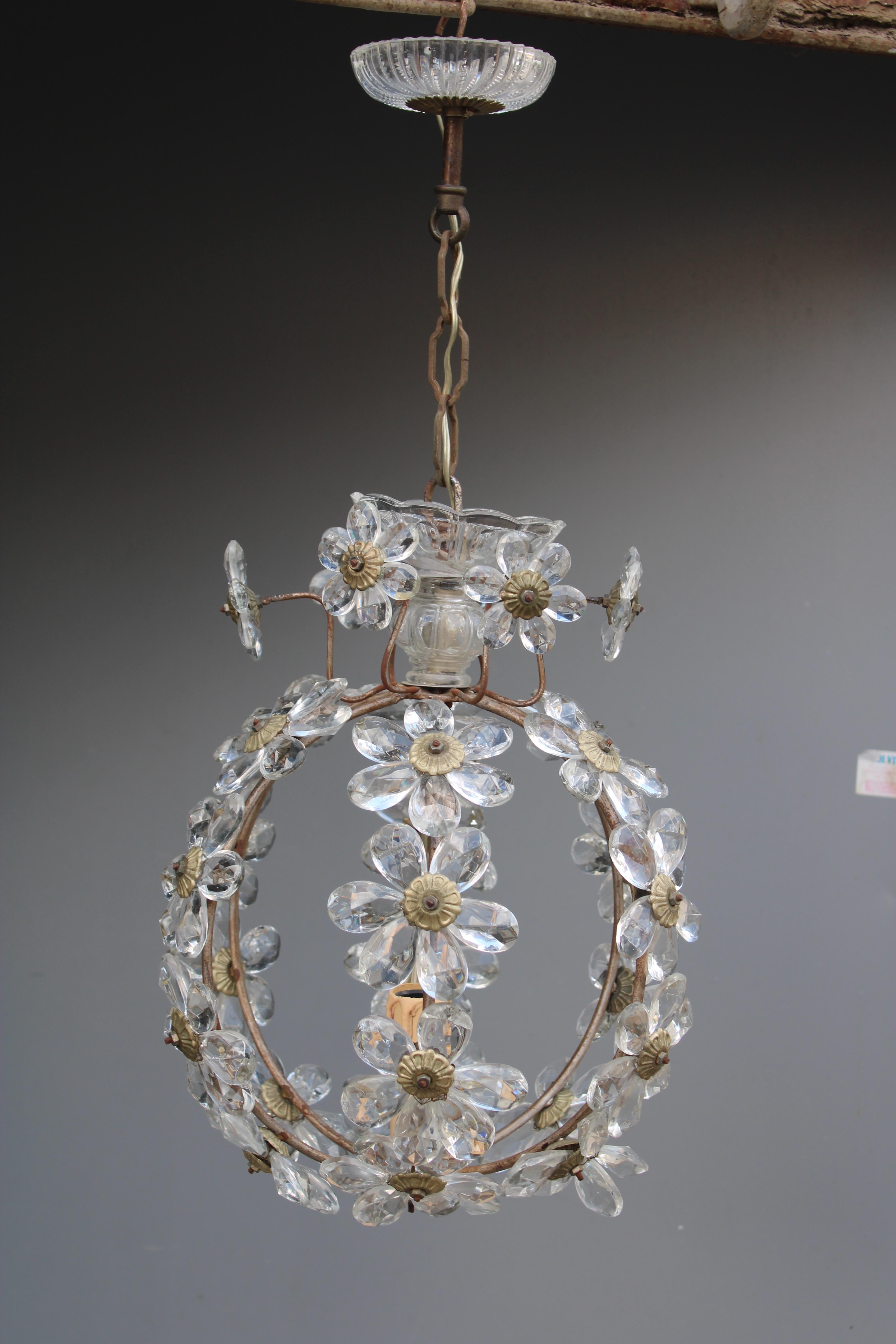 Delizioso Lamapdario con struttura metallica e cristalli design francese 1950.