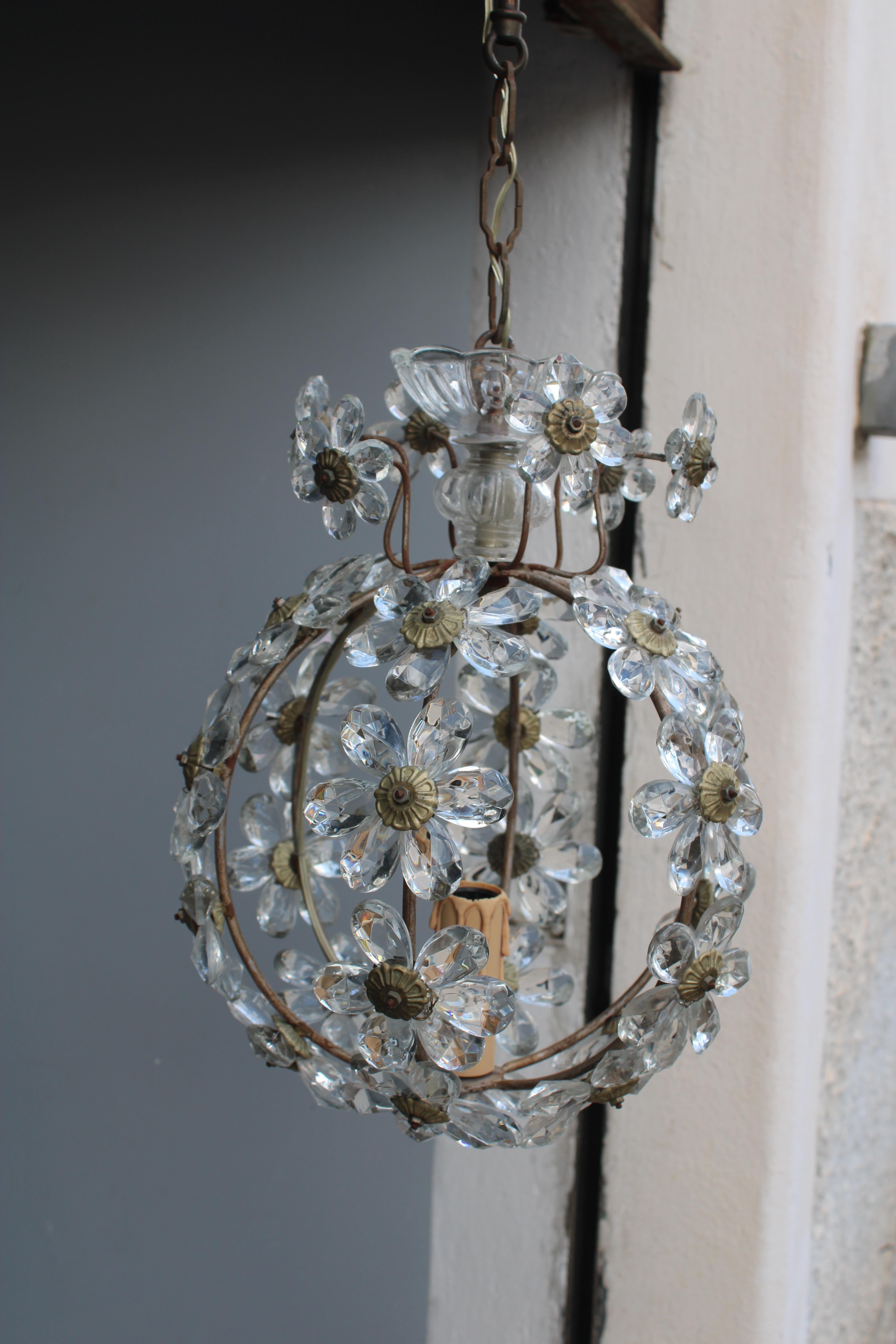 French Lampadario a sospensione a Palla con cristalli Francia 1950 in vendita