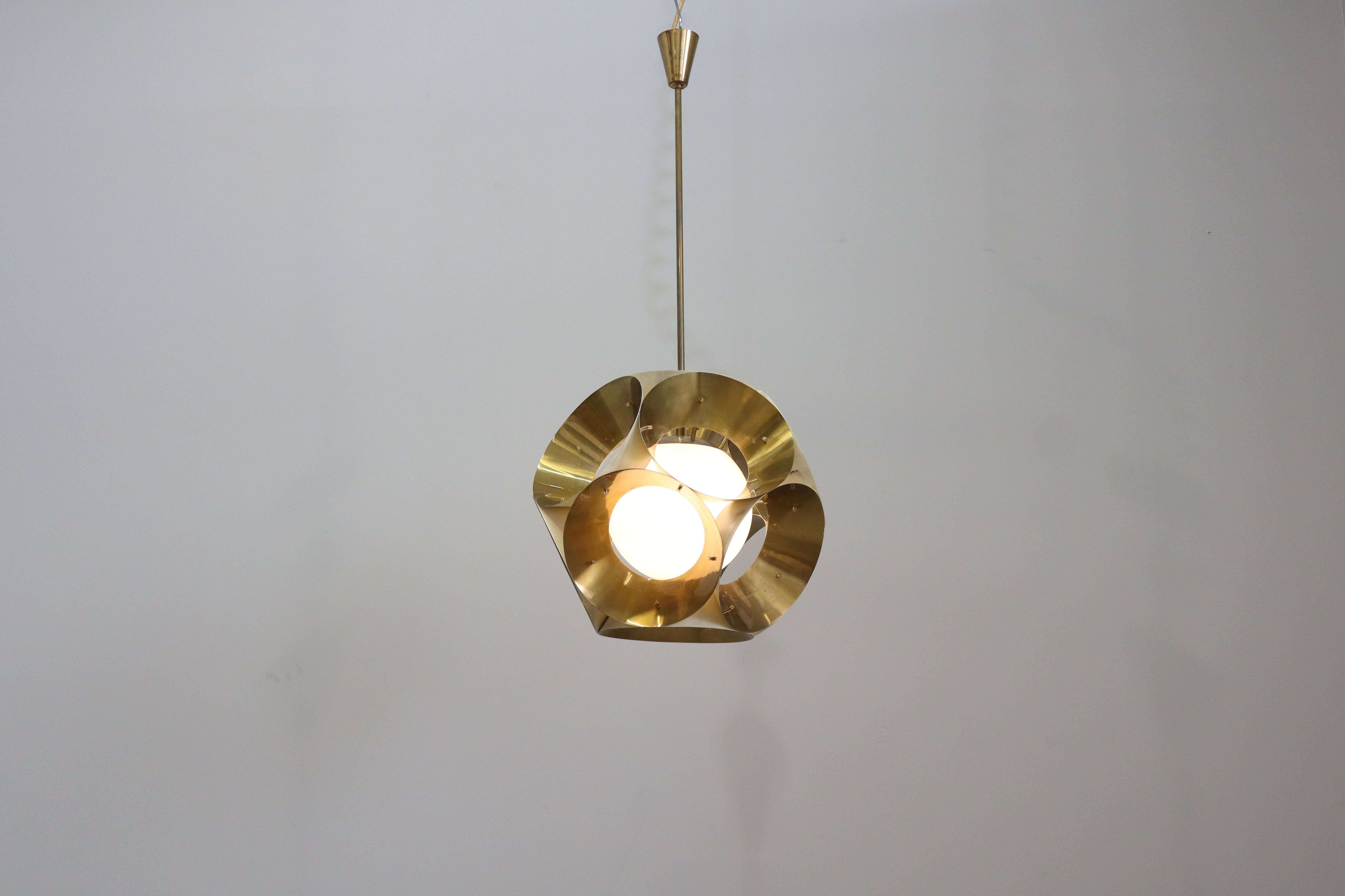 Lampada a sospensione produzione Arredoluce 1963 ca.
Bibliografia: Pansera A., Padoan A., Palmaglini A., Arredoluce Catalogo Ragionato, Silvana Editoriale, Milano , 2018, scheda 2, p. 235 e p. 354. Rara in questa dimensione.

Tecnica: Vetro