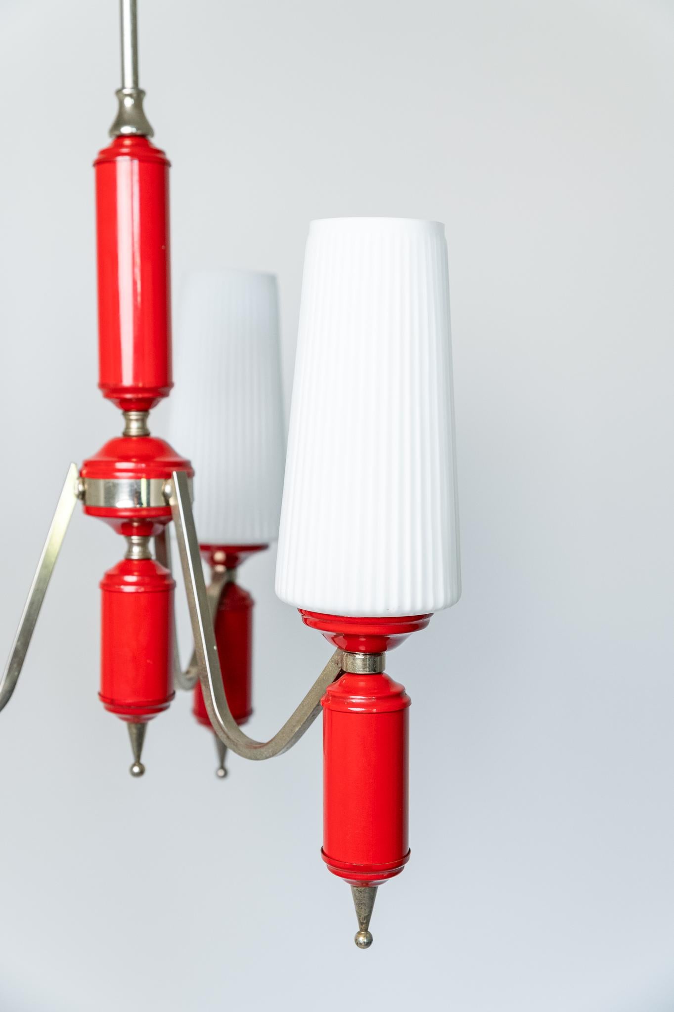 Lampadario a sospensione, Made in Italy, Anni '50. 
Lampadario Anni '50 nello stile di Stilnovo laccato rosso con vetri in opalino bianchi. I tre bracci che tengono la struttura sono ottonati, come pure l'asta che lo sorregge. 
Il prezzo della