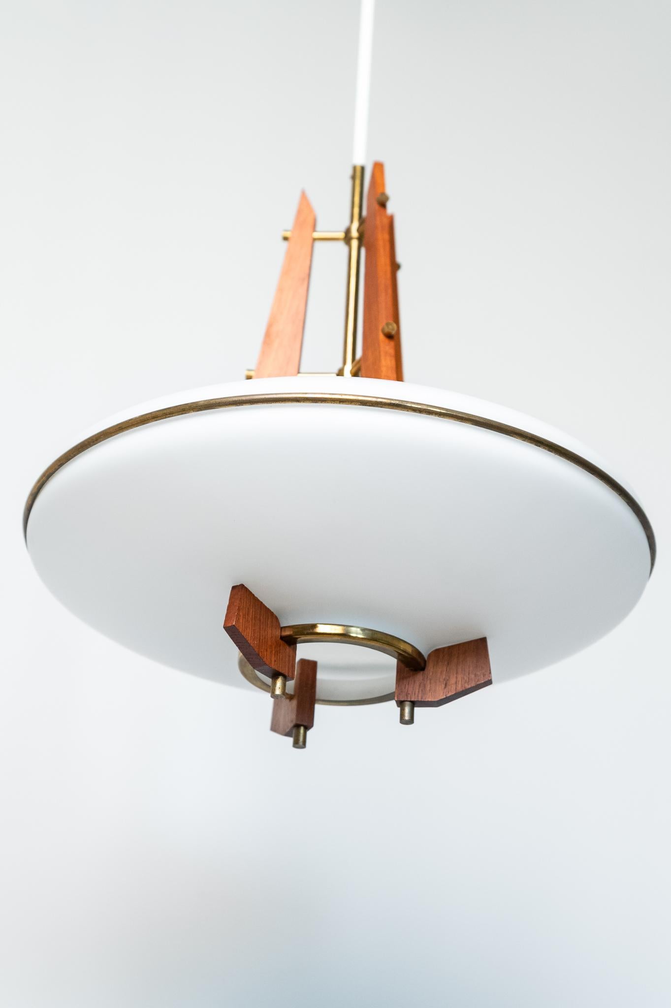 Lampadario a sospensione in teak, ottone e vetro opalino, Made in Italy, Anni '60. 
Fantastico Lampadario prodotto in Italia negli Anni '60. Il Lampadario è di alta qualità ed è formato da un vetro opalino sabbiato ed è tenuto da tre supporti in