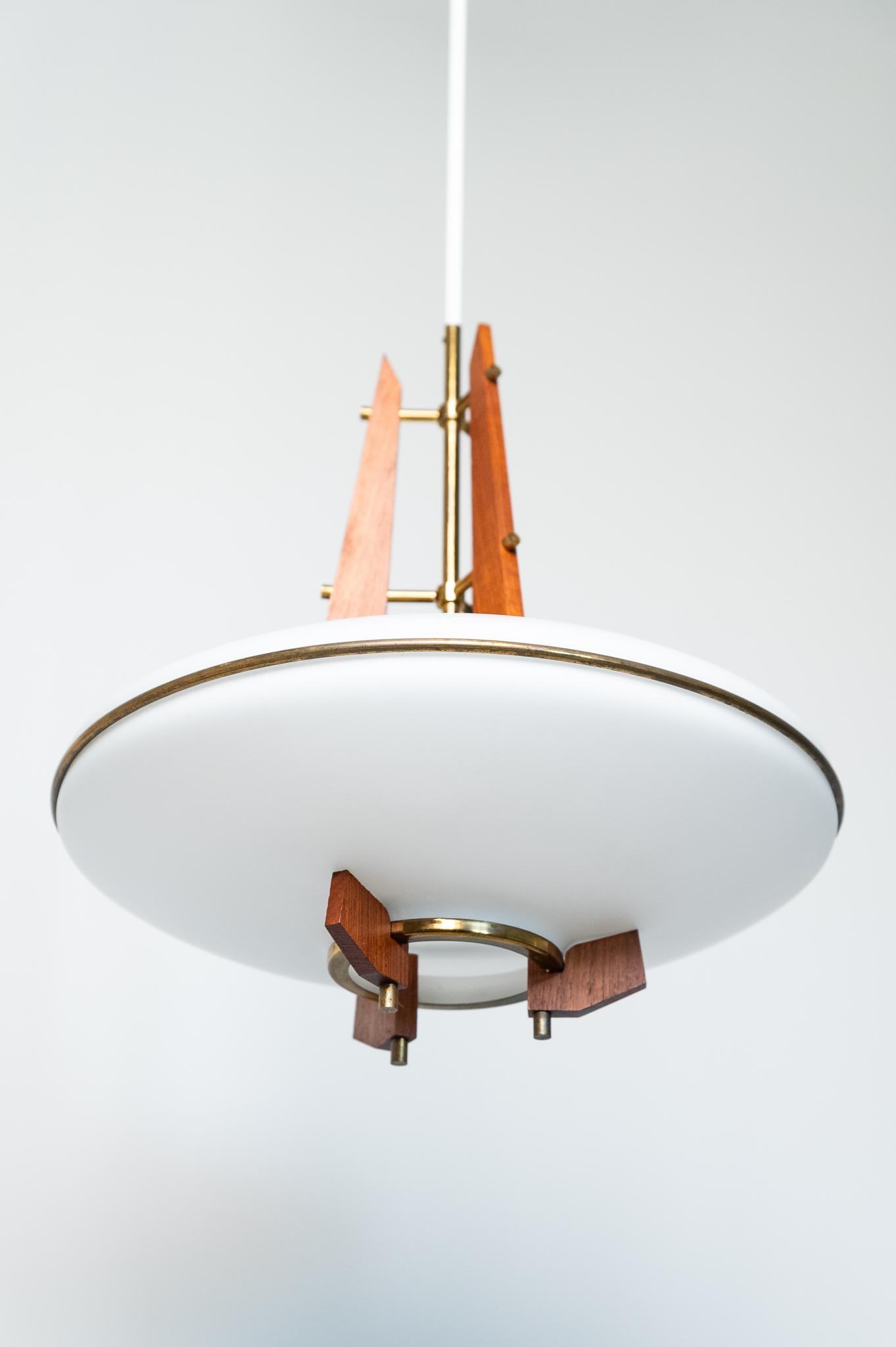 Mid-Century moderno Lampadario a sospensione in teak, ottone e vetro opalino, Anni '60 in vendita