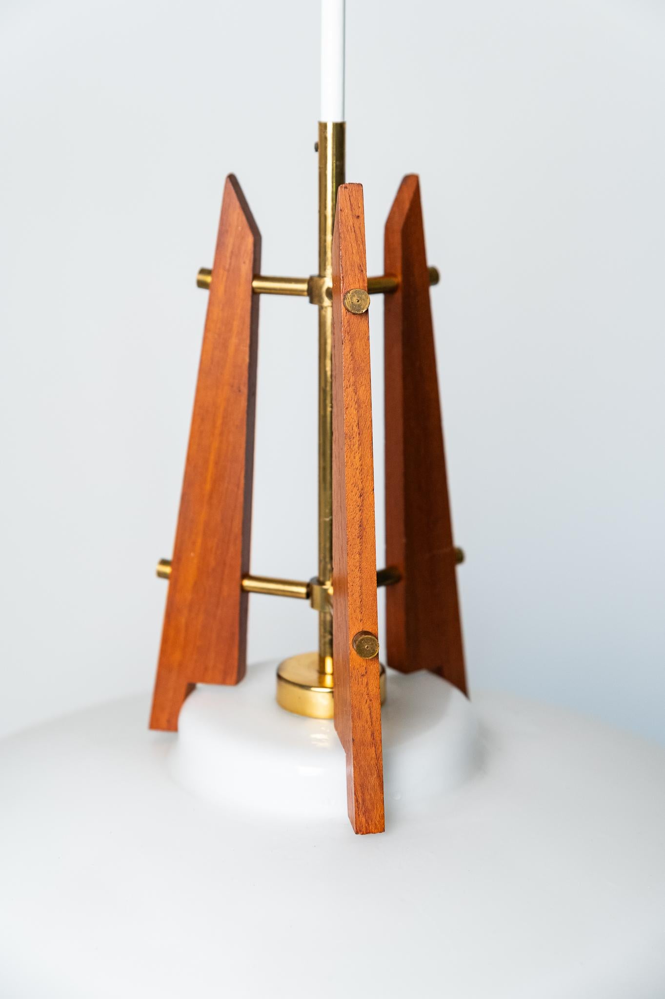 Italian Lampadario a sospensione in teak, ottone e vetro opalino, Anni '60 in vendita
