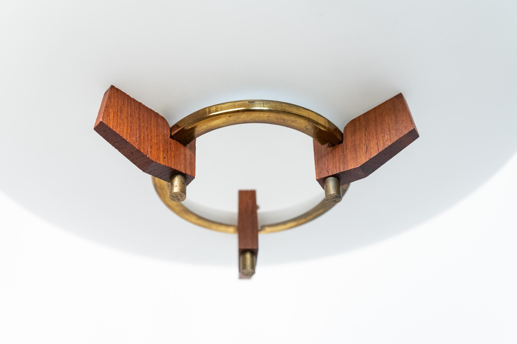 Lampadario a sospensione in teak, ottone e vetro opalino, Anni '60 In condizioni buone in vendita a Bastia Umbra, IT