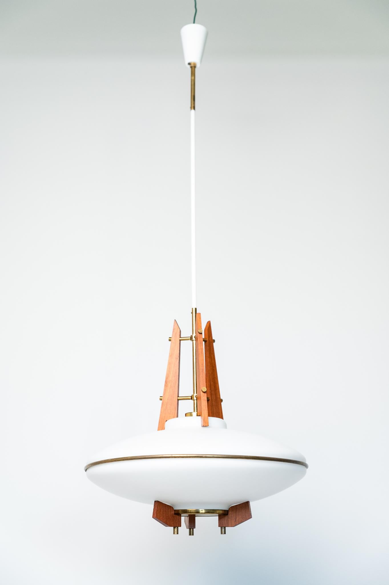 Mid-20th Century Lampadario a sospensione in teak, ottone e vetro opalino, Anni '60 in vendita