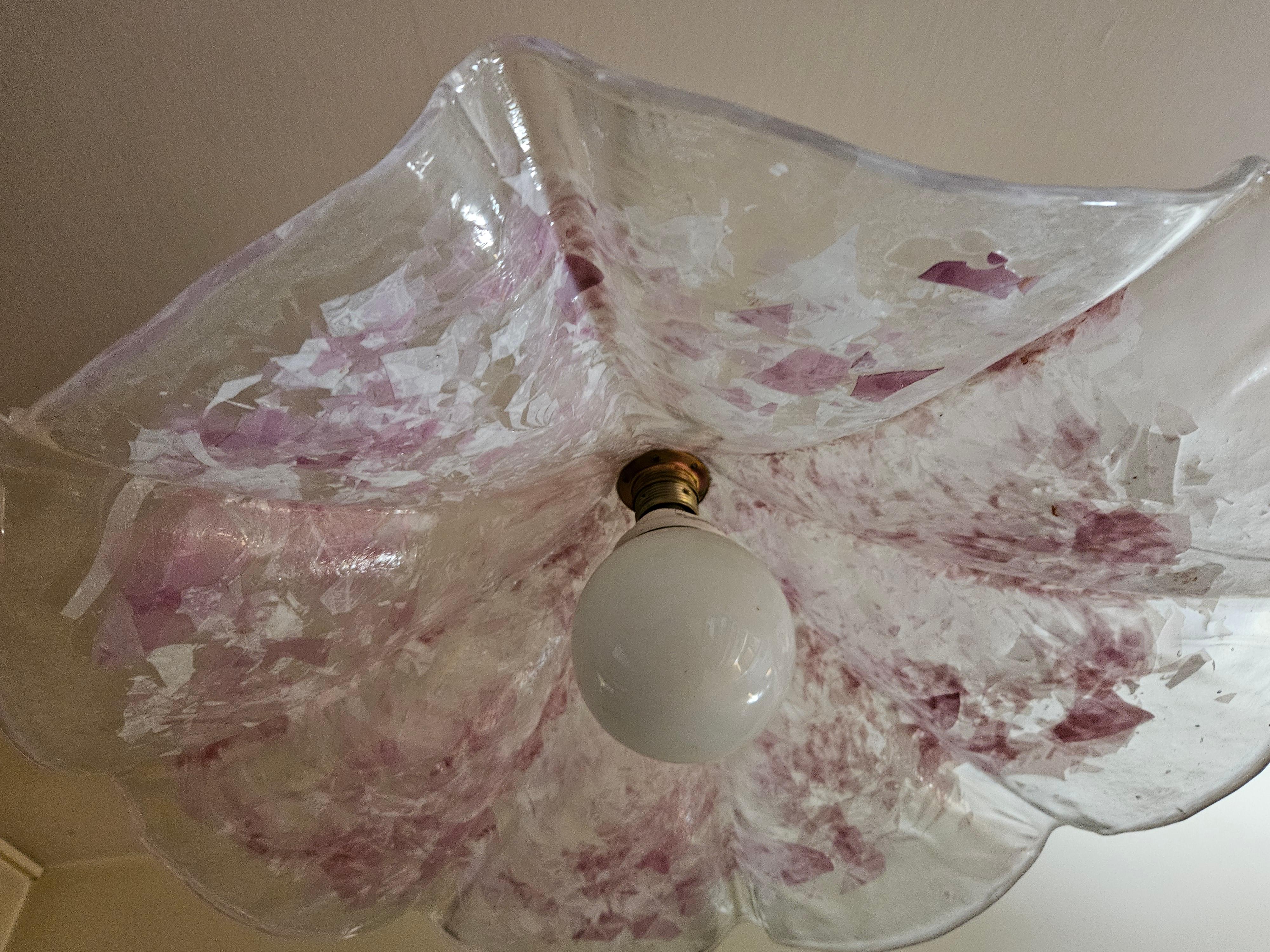 Lustre en verre de Murano de production italienne des années 1970, plafonnier transparent avec des nuances de rose.

Parfait dans une cuisine ou un couloir moderne ou vintage.

Ampoule non incluse.
