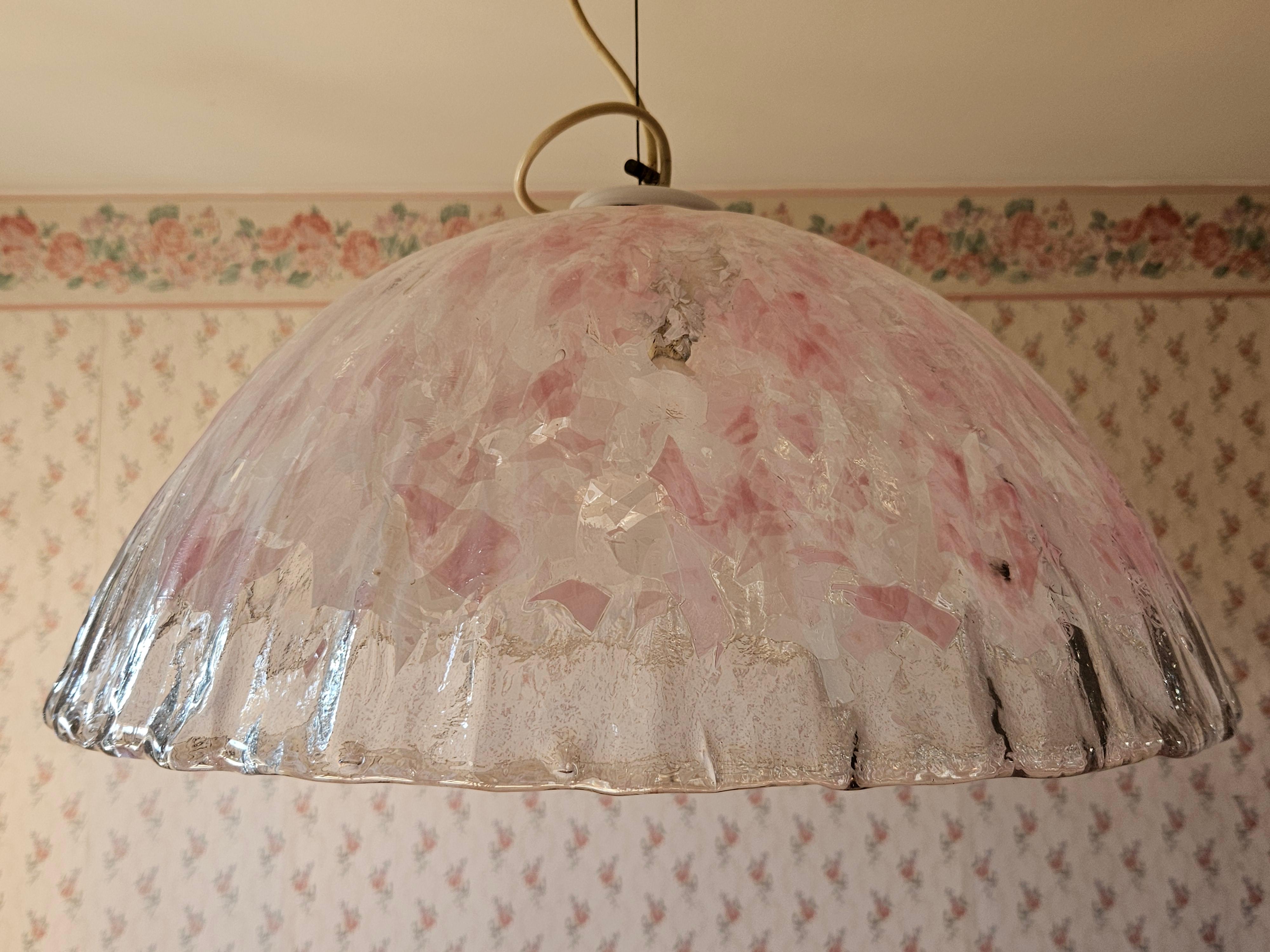 Lampadario in vetro di Murano di produzione italiana anni '70, plafoniera trasparente con sfumature sul rosa.

Perfetto in una cucina o in un ingresso moderno e vintage.

Due disponibili.

Lampadina non inclusa.
