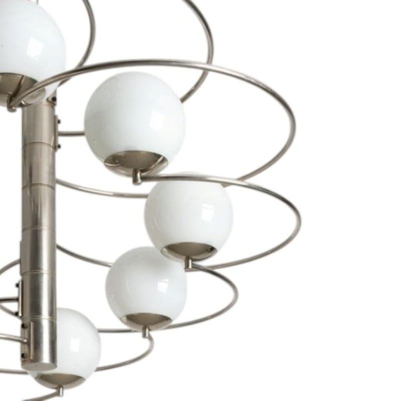 Hängeleuchter Mod. 1050 von Pia Guidetti Crippa für Lumi, 1970er Jahre, aus gebürstetem Stahl und Opalglas. 

Er besteht aus 8 Lichtern mit opalgrünen Diffusoren und entsprechenden Stützkreisen, die je nach der Art des Designs, das Sie dem