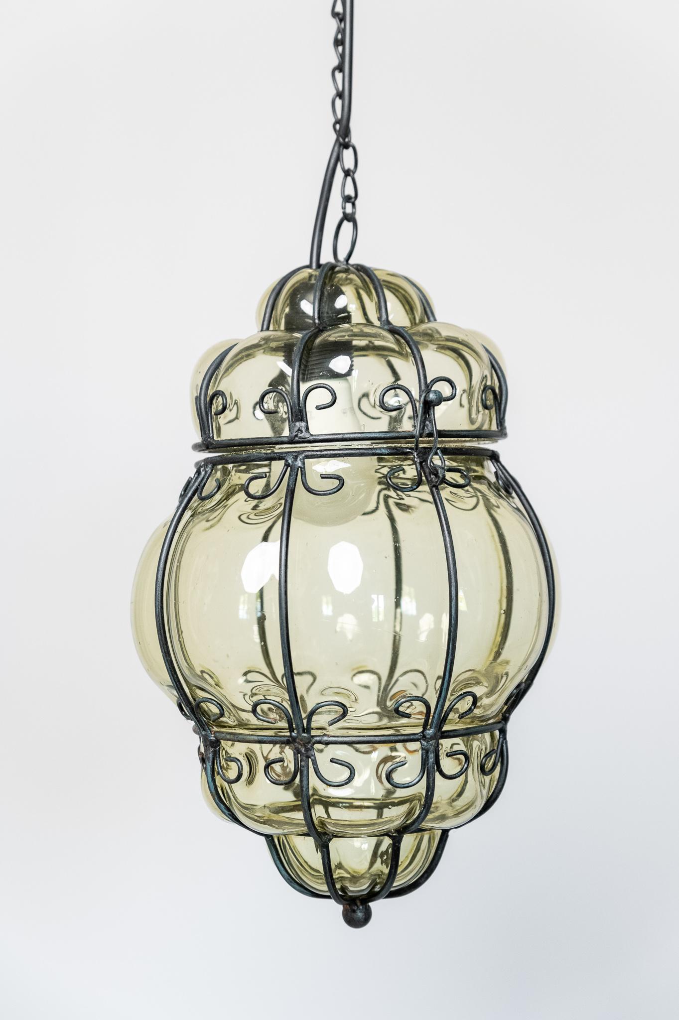Lampadario a sospensione Murano in vetro soffiato, Made in Italy, Anni '60. 
Questo elegante lampadario a luce singola è a forma di nuvola. Il vetro è trasparente, soffiato a bocca e rivestito all'esterno con una gabbia metallica tutta lavorata a