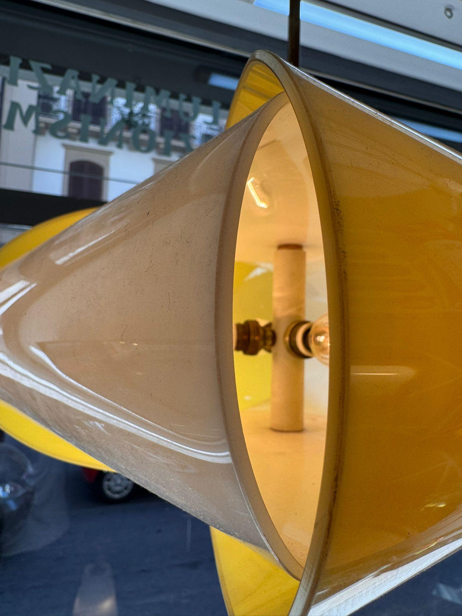 Un’icona sospesa tra cielo e design: questo lampadario disegnato da Angelo Lelli, fondatore di Arredoluce e maestro dell’illuminazione italiana del dopoguerra, è un perfetto esempio di sintesi tra forma scultorea e funzionalità luminosa.
La