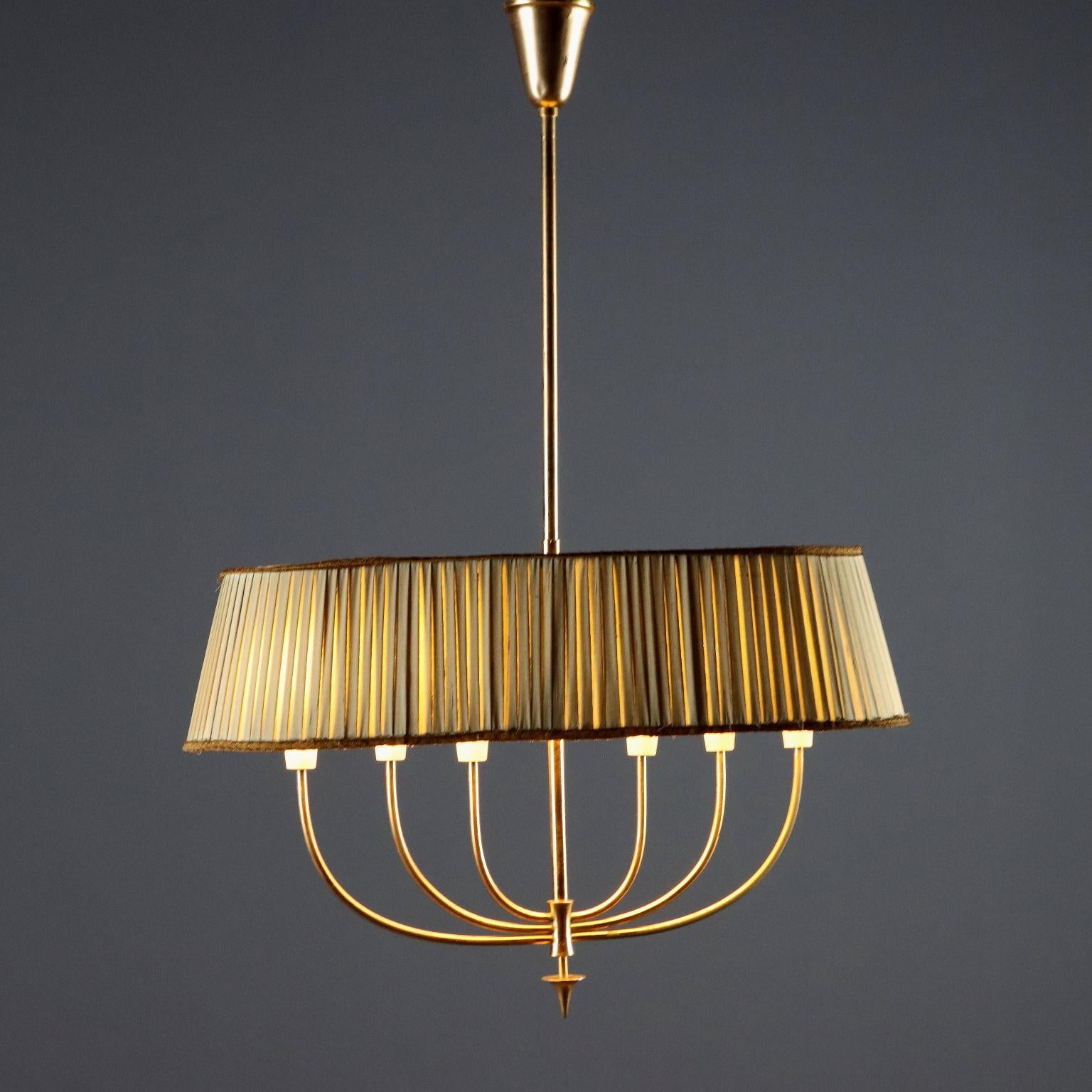 Elegante lampada da soffitto vintage di manifattura italiana del XX secolo con struttura in ottone, sei punti luce e paralume del periodo in tessuto nei toni del verde.