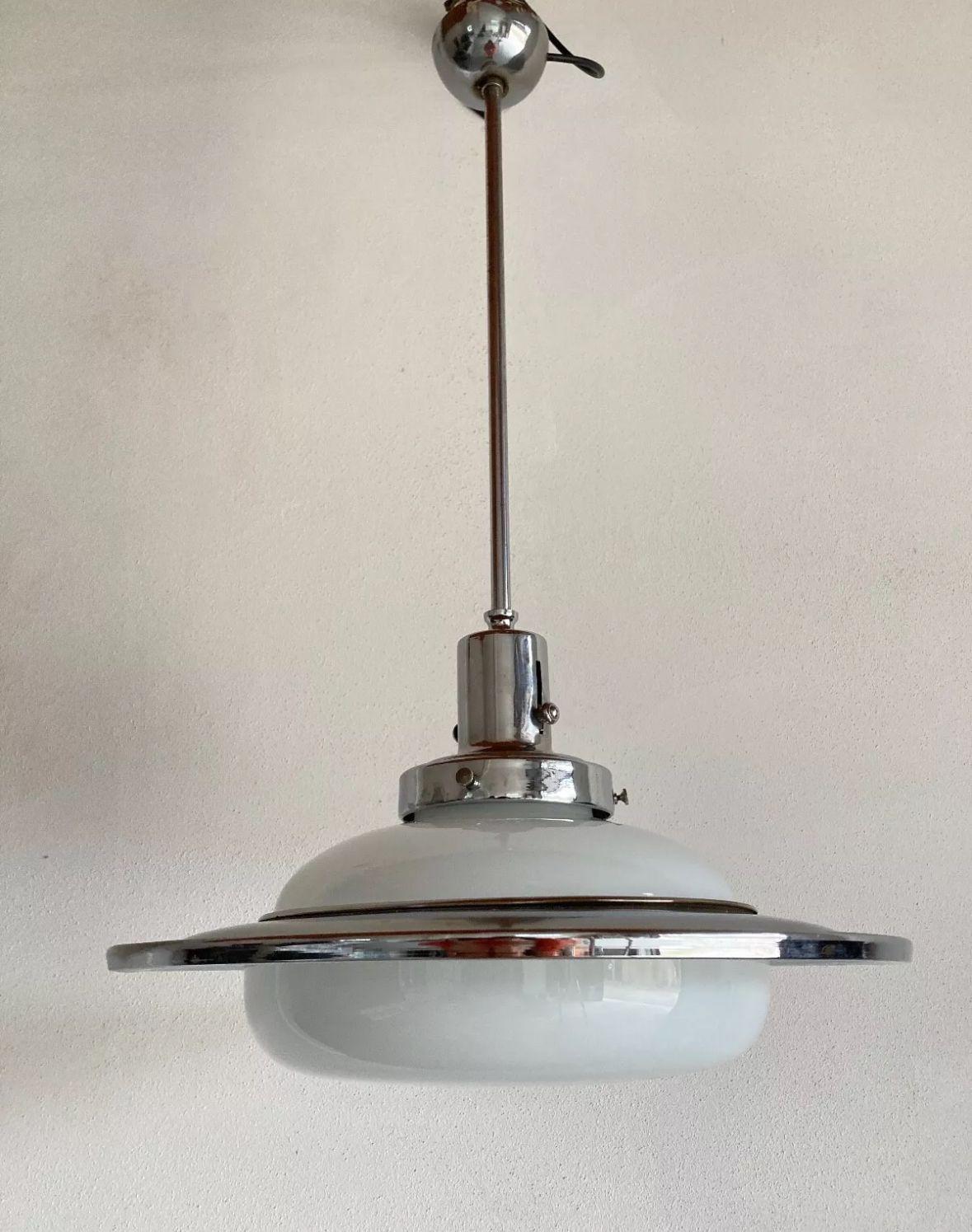 Mid-Century Modern 1950s chandelier attributed to Gino Sarfatti in chrome-plated brass and opaline glass. For Sale