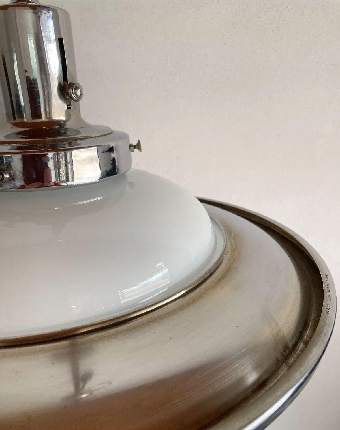 Italian 1950s chandelier attributed to Gino Sarfatti in chrome-plated brass and opaline glass. For Sale