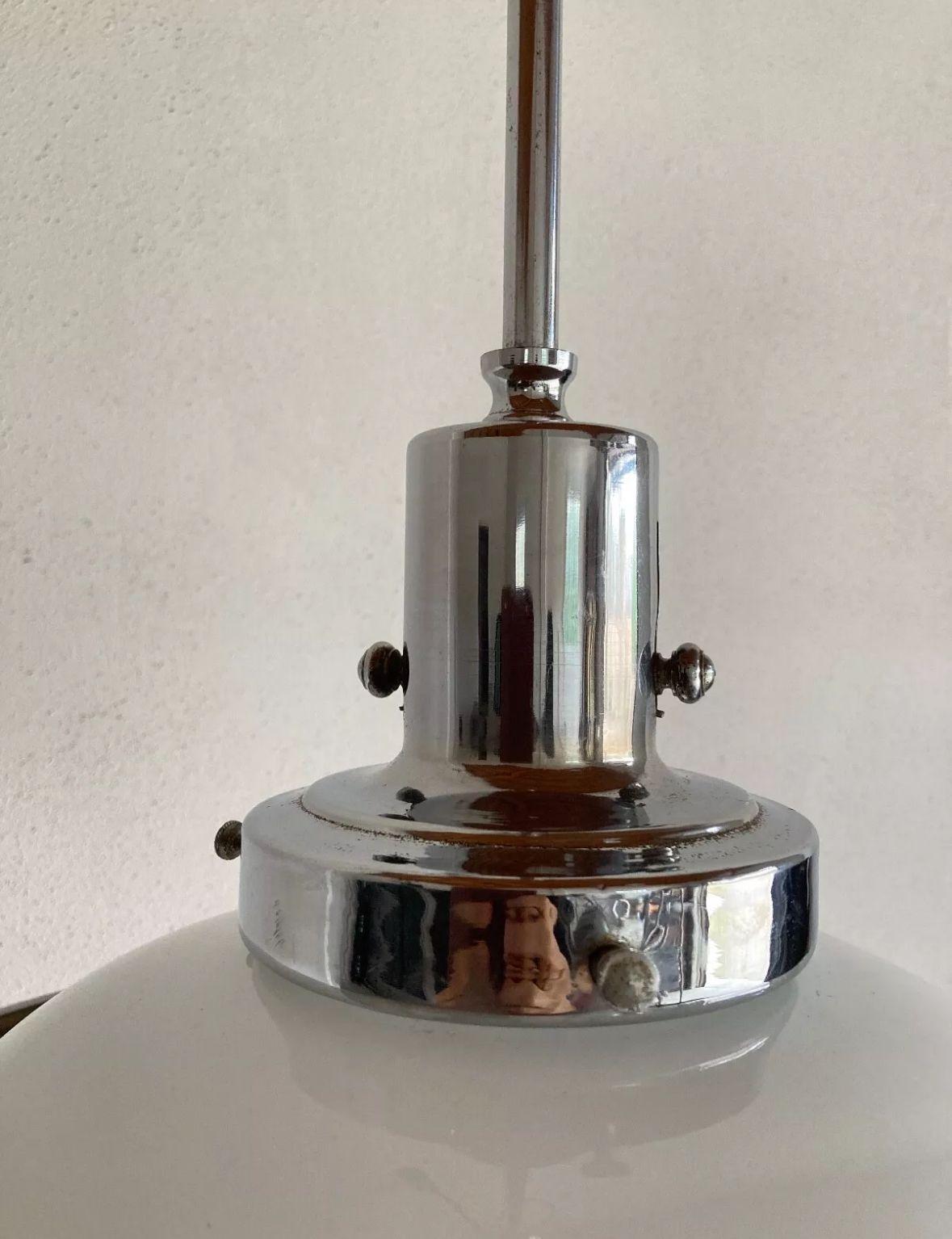 Hand-Crafted 1950s chandelier attributed to Gino Sarfatti in chrome-plated brass and opaline glass. For Sale