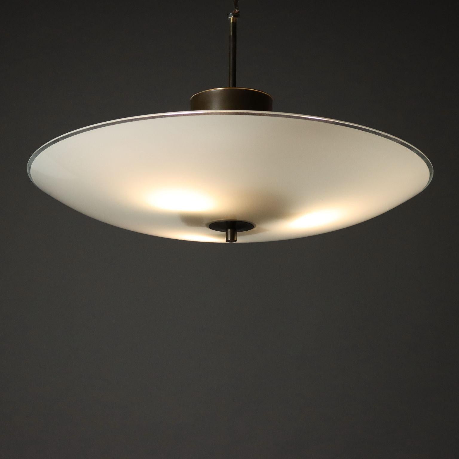 Lampada a soffitto, in ottone e vetro opaco.