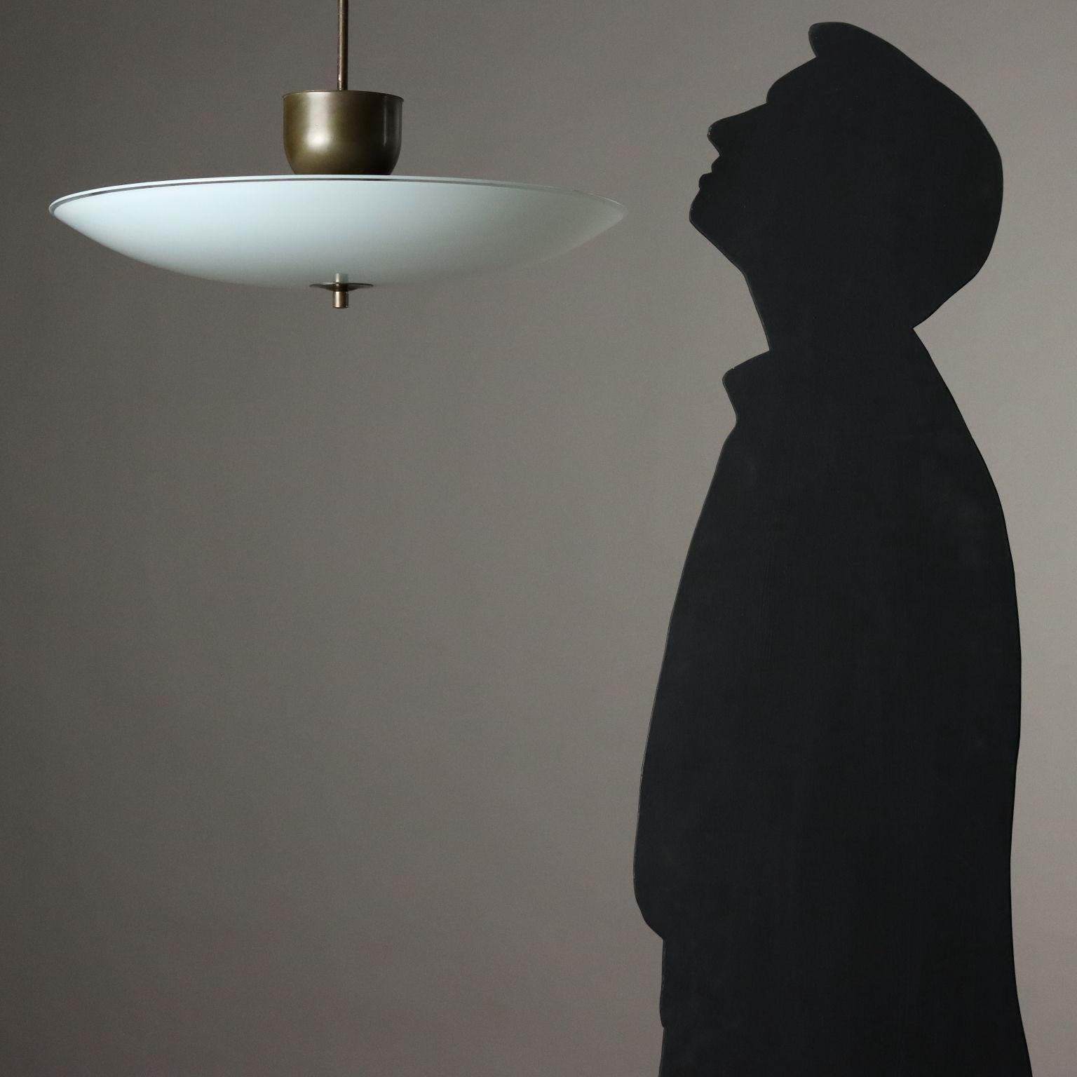 Mid-Century moderno Lampadario Anni 50 in ottone e vetro opaco in vendita