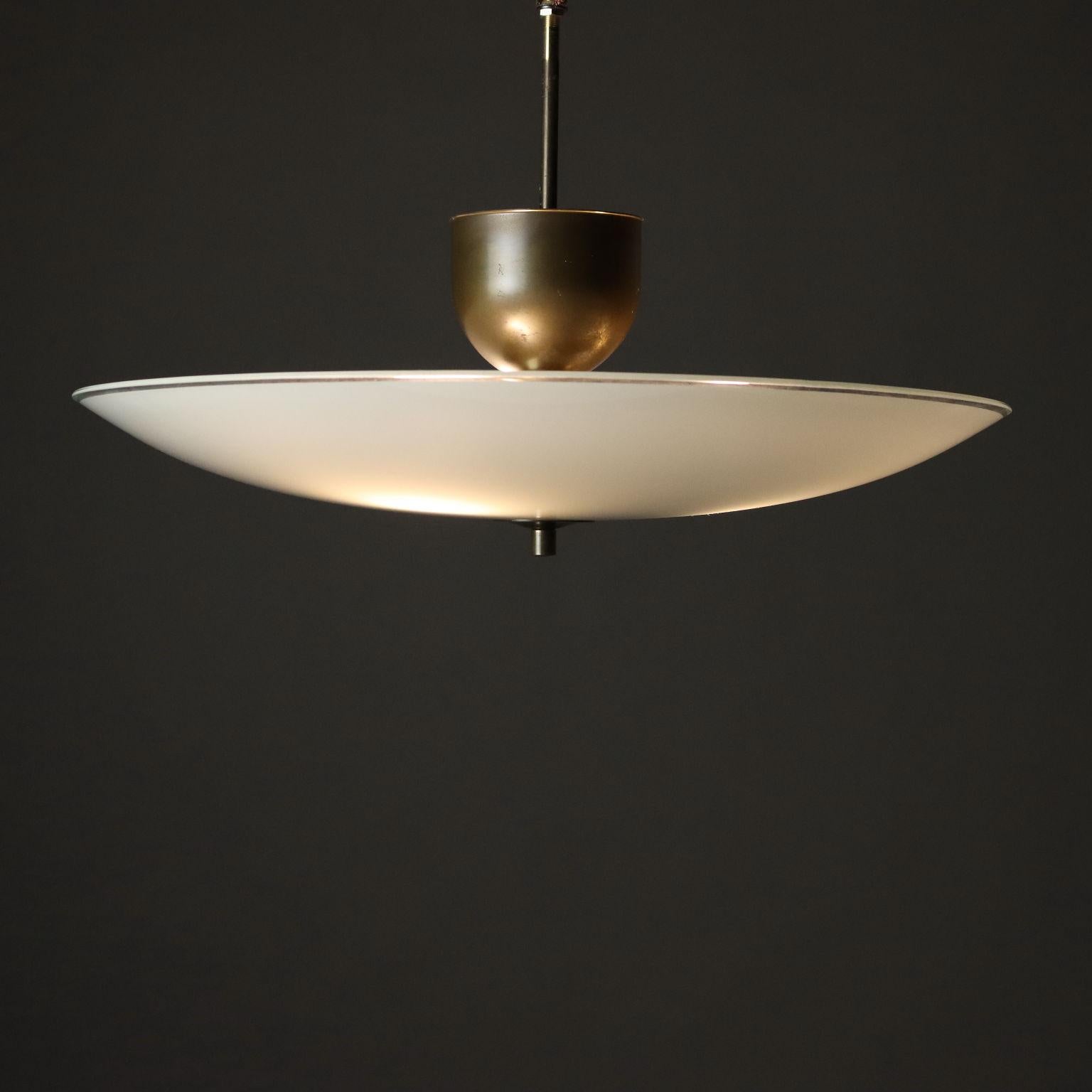 Italian Lampadario Anni 50 in ottone e vetro opaco in vendita