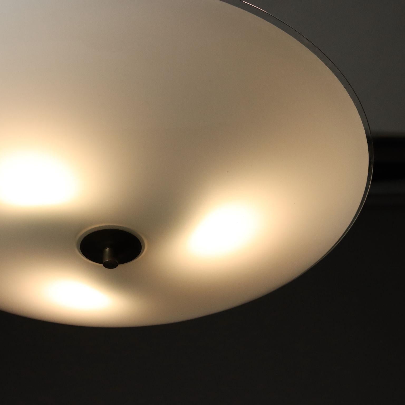 Lampadario Anni 50 in ottone e vetro opaco In condizioni buone in vendita a Milano, IT