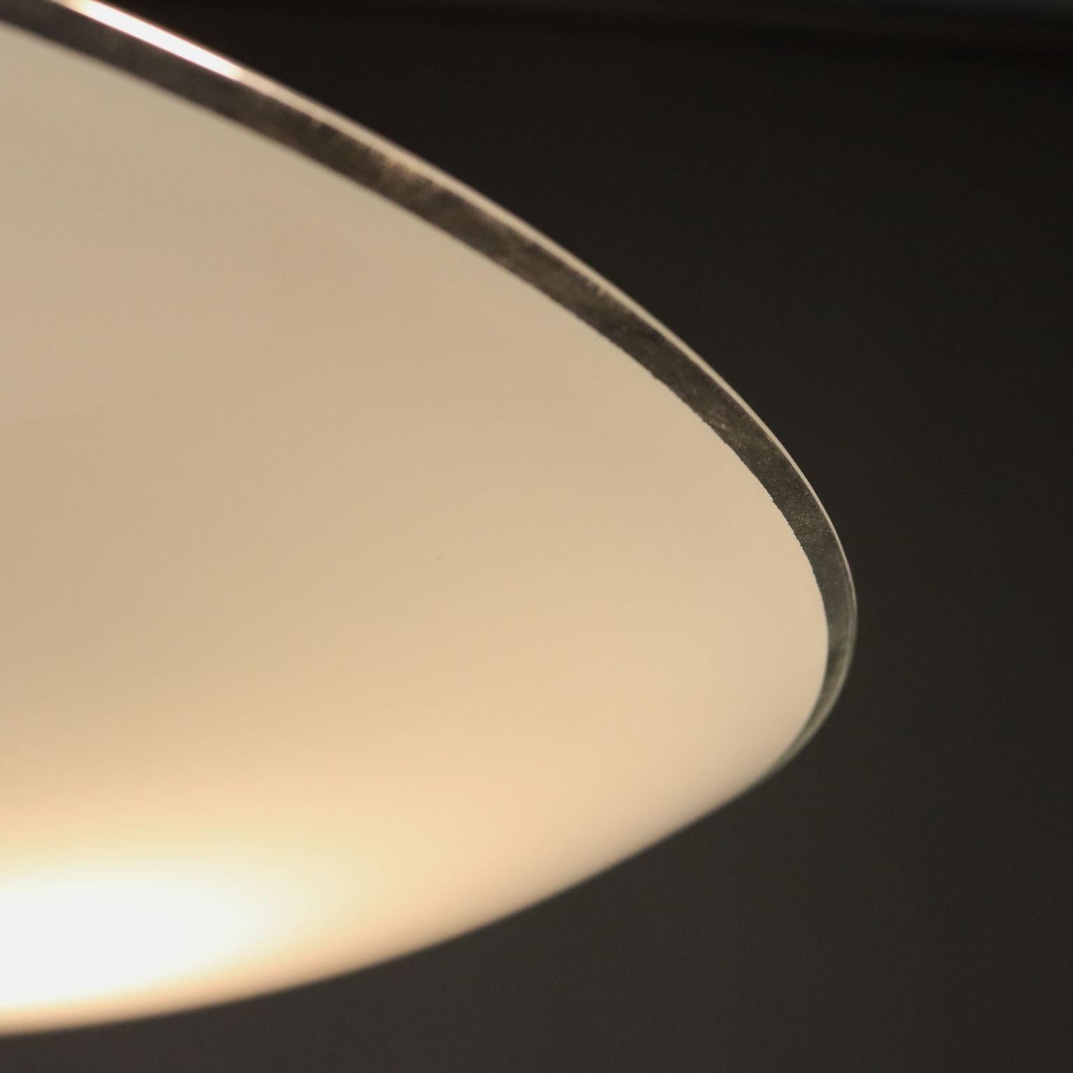Mid-20th Century Lampadario Anni 50 in ottone e vetro opaco in vendita