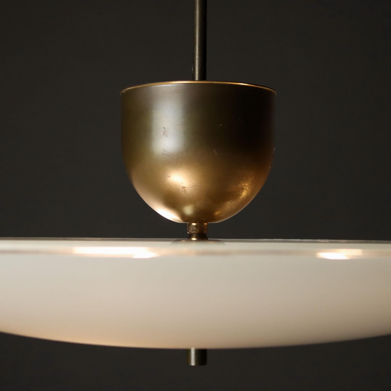 Vetro Lampadario Anni 50 in ottone e vetro opaco in vendita