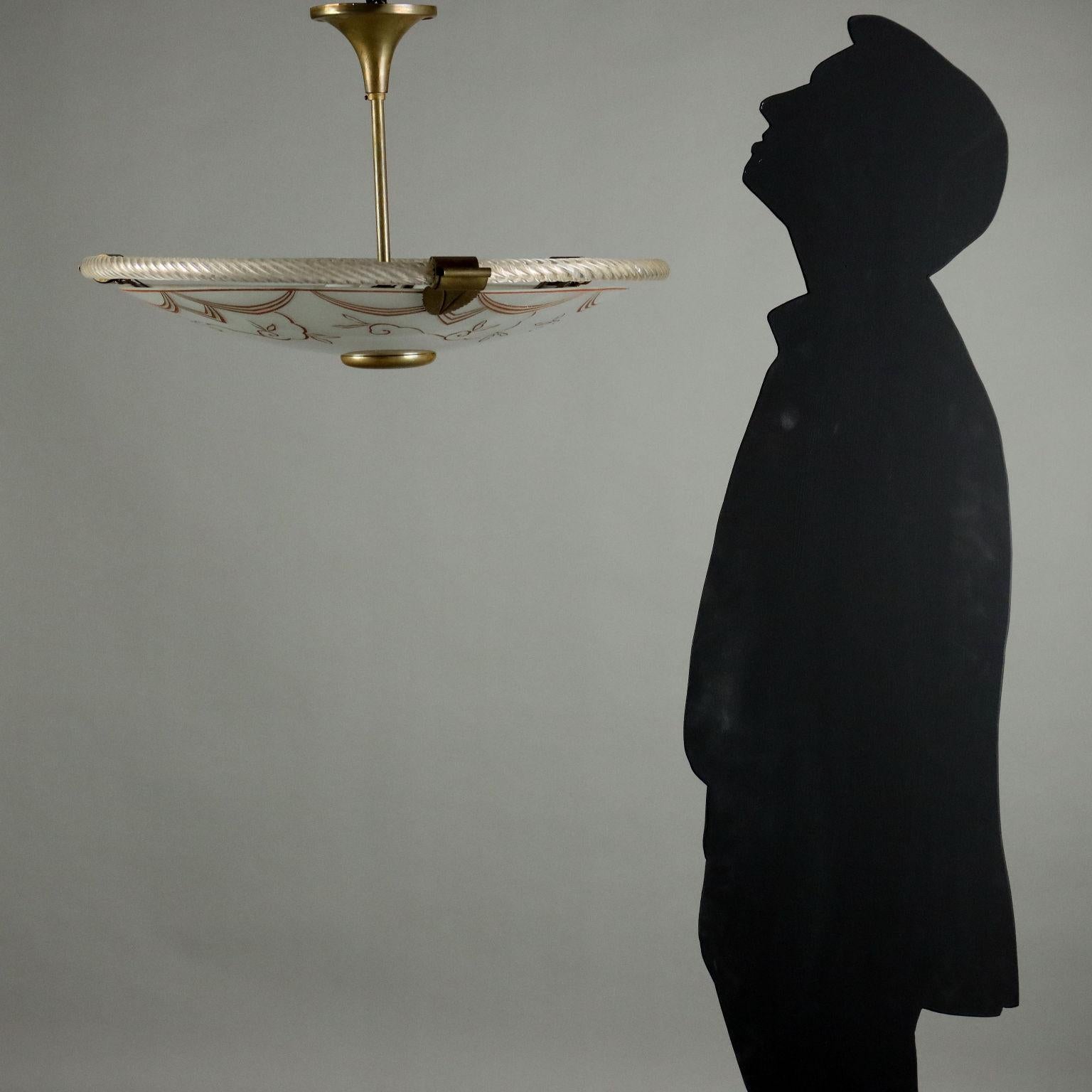 Lampada a soffitto, piatto in vetro acidato e decorato, torciglione in vetro, ottone. 