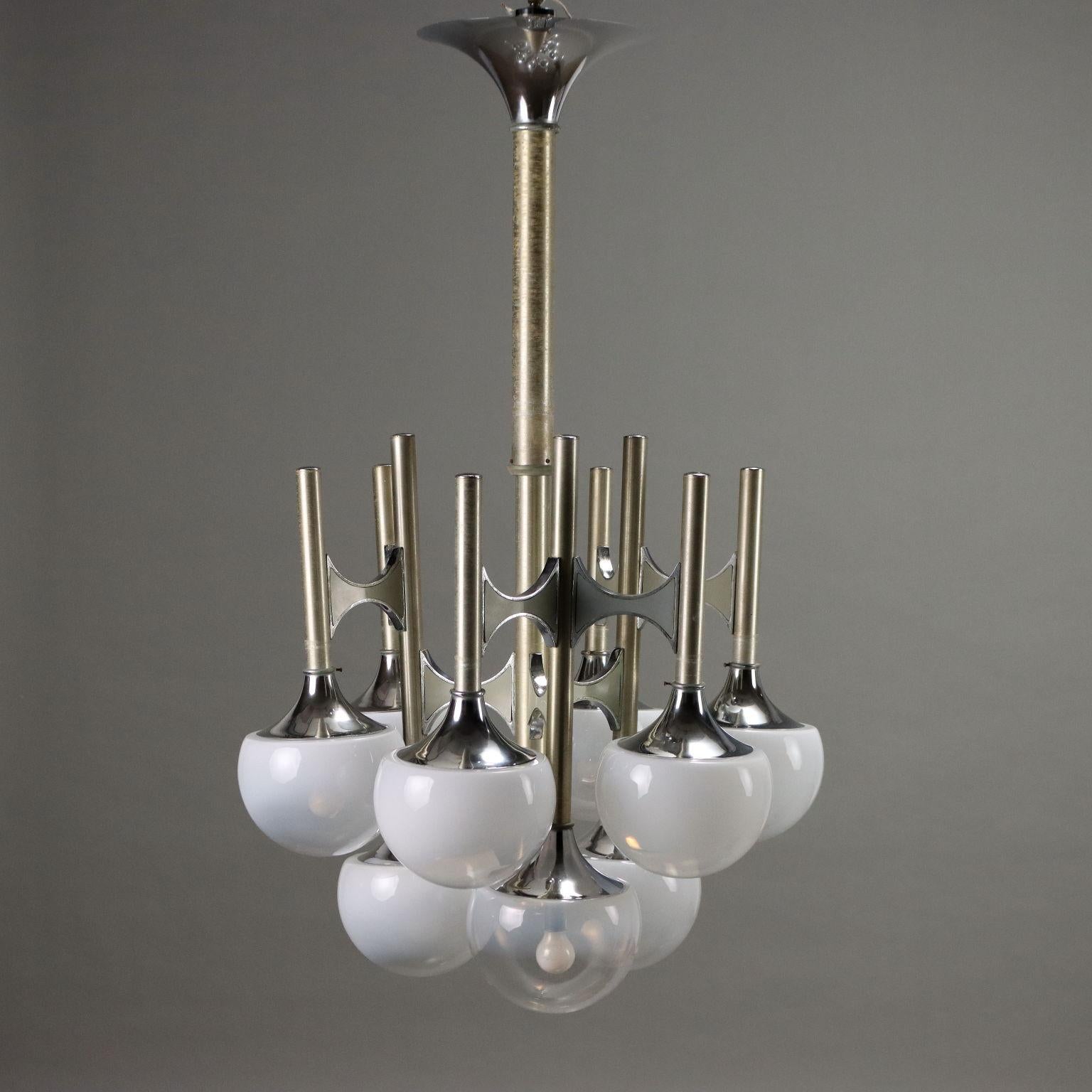 Lustre vintage des années 1960 et 1970 de fabrication italienne dans le style de Gaetano Sciolari avec une structure en acier chromé, satiné et laqué et neuf points lumineux avec des sphères en verre.