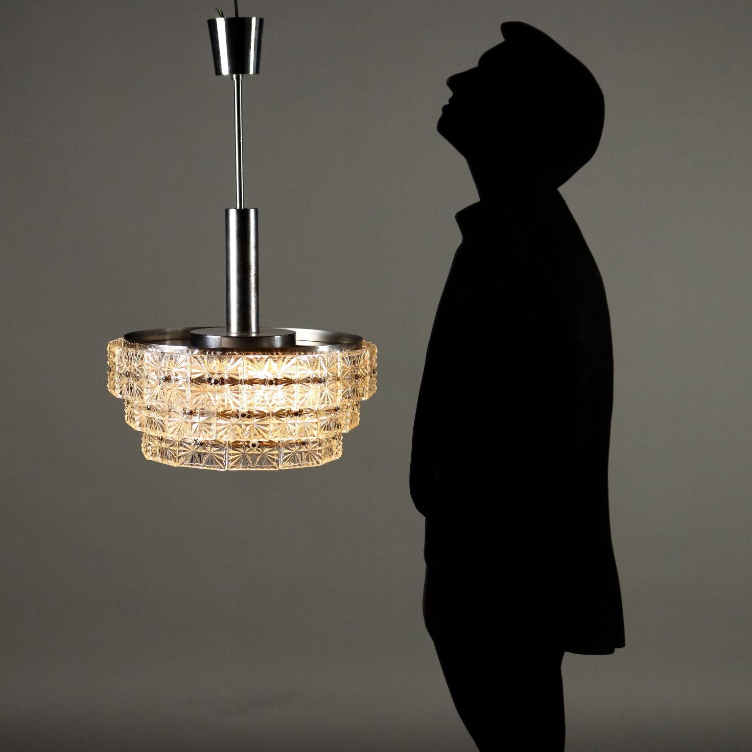 Lampada a soffitto, metallo cromato, tasselli in vetro lavorato. 