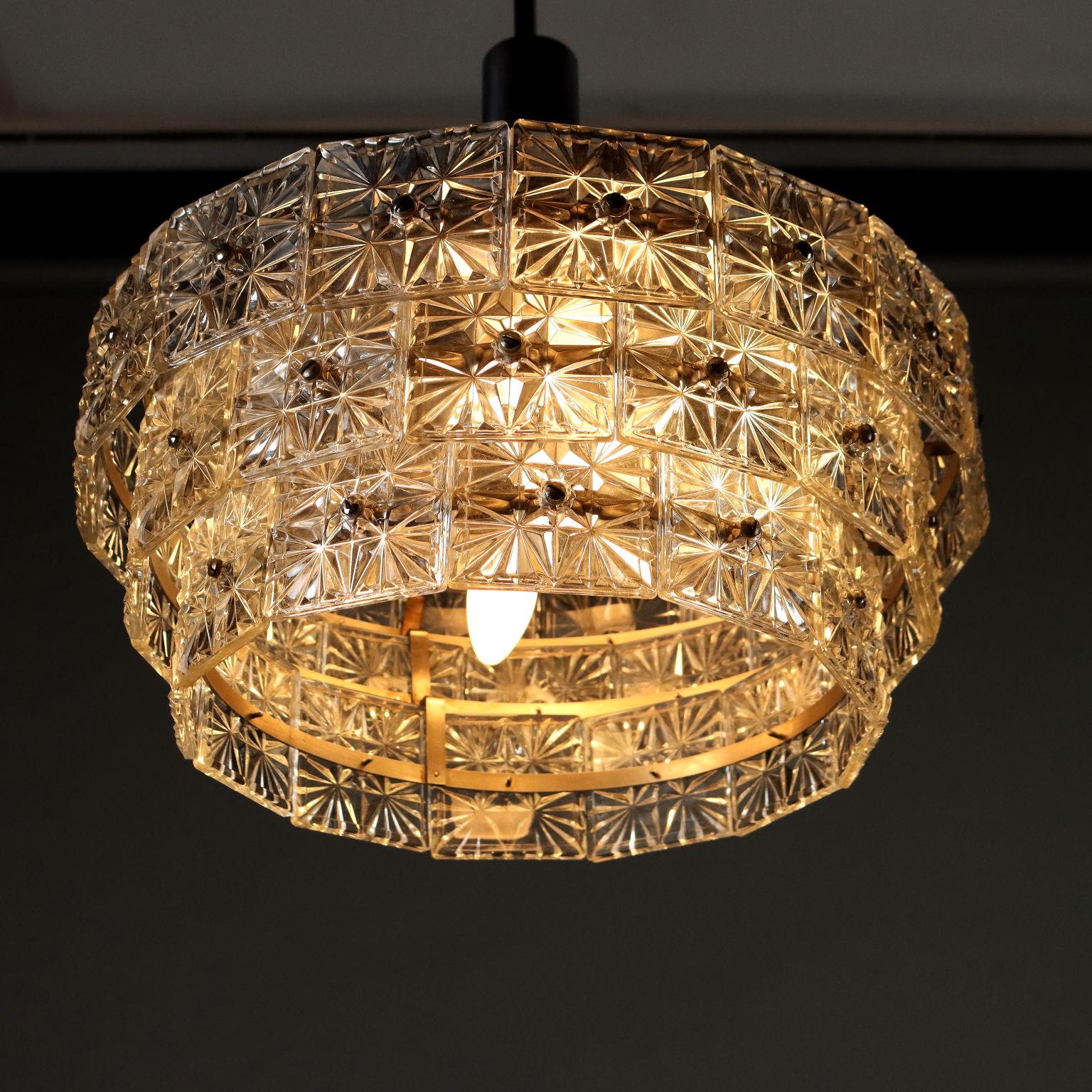 Lampadario Anni 60-70 in netallo e vetro In condizioni buone in vendita a Milano, IT