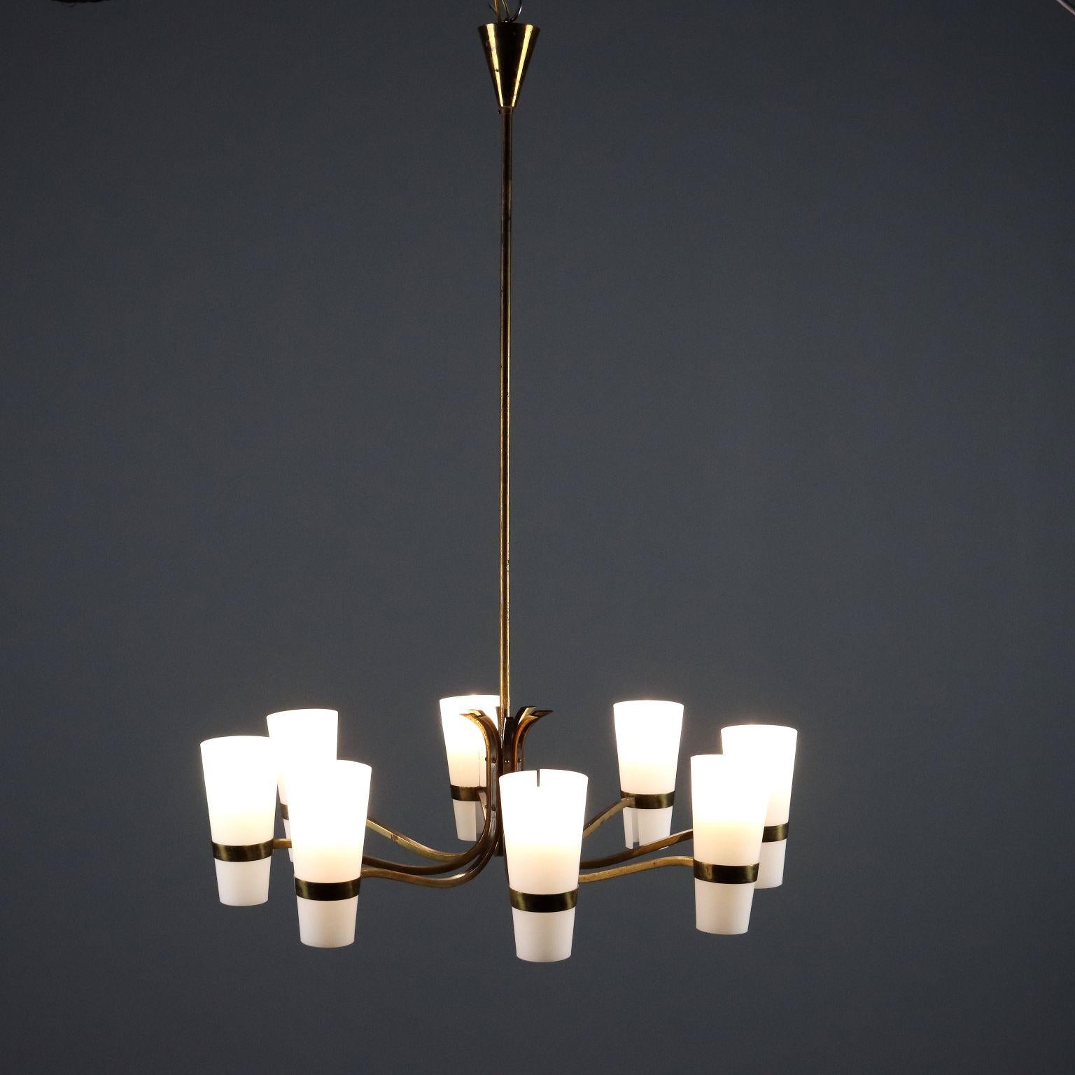 Lampada a soffitto vintage di manifattura italiana del XX secolo con struttura in ottone, otto punti luce con paralumi in metacrilato bianco.