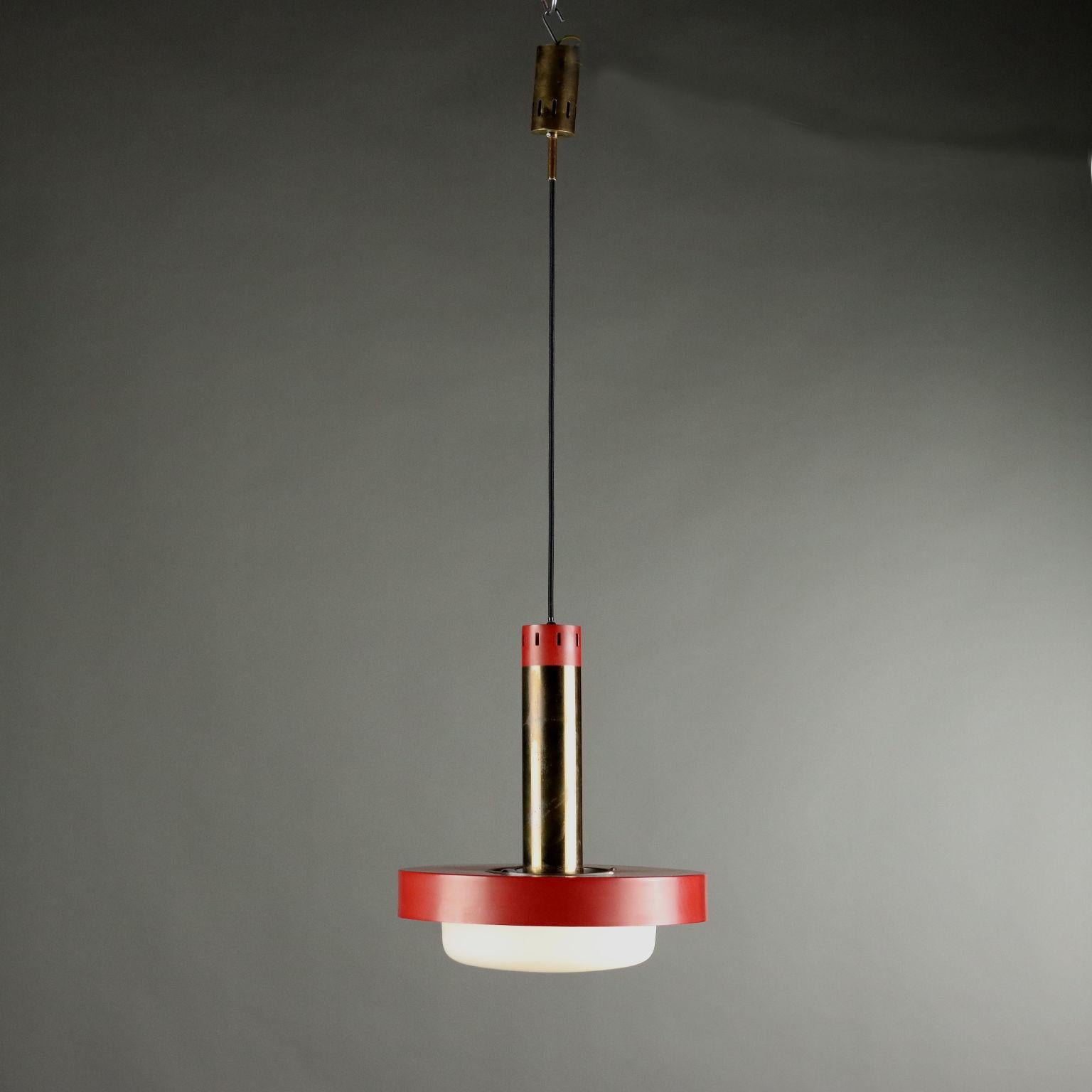 Lampada vintage da soffitto in ottone e metallo smaltato rosso, coppa in vetro opalino.
