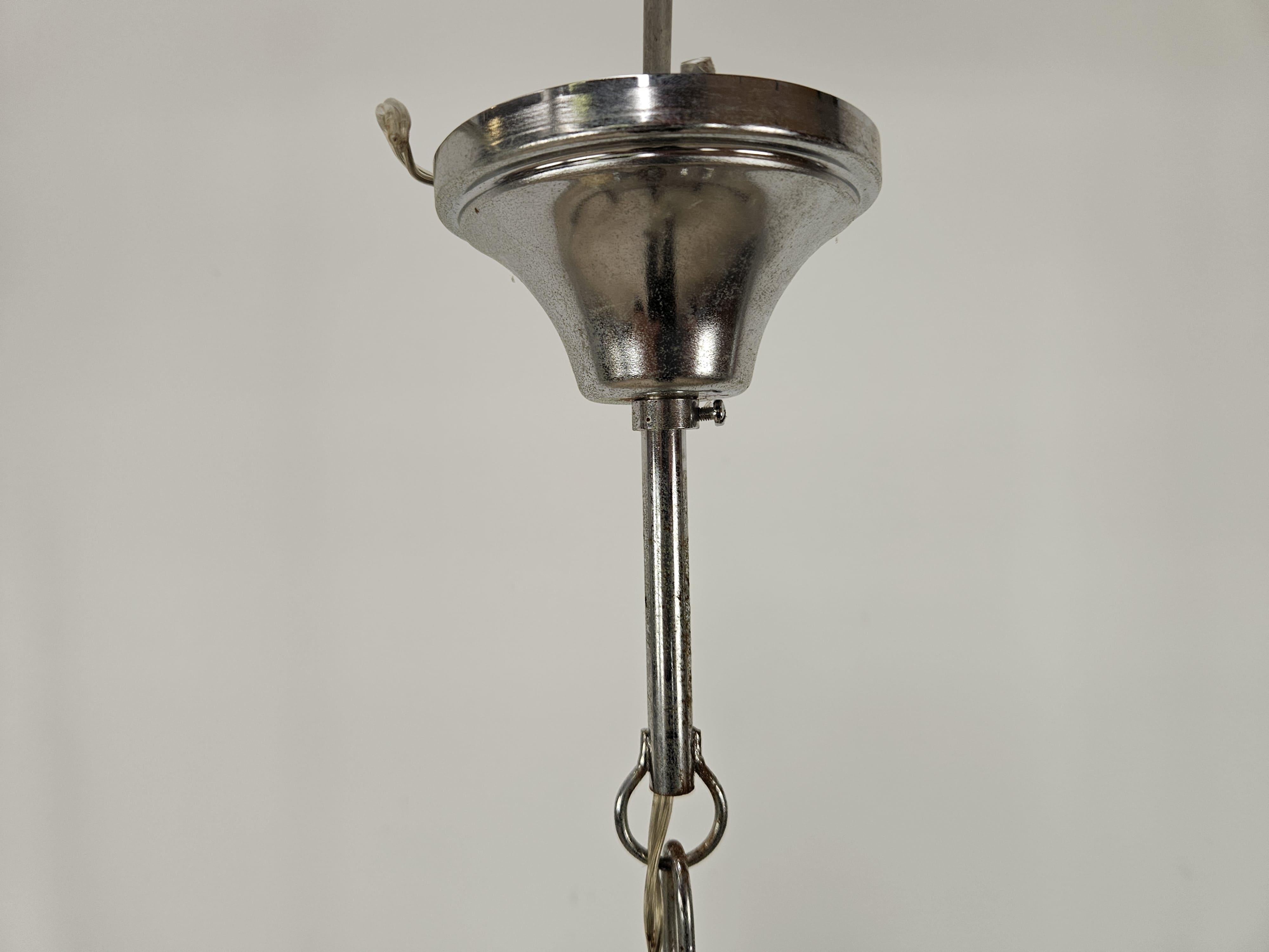 Lampadario anni '60 in legno e metallo con tre plafoniere in vetro in vendita 4