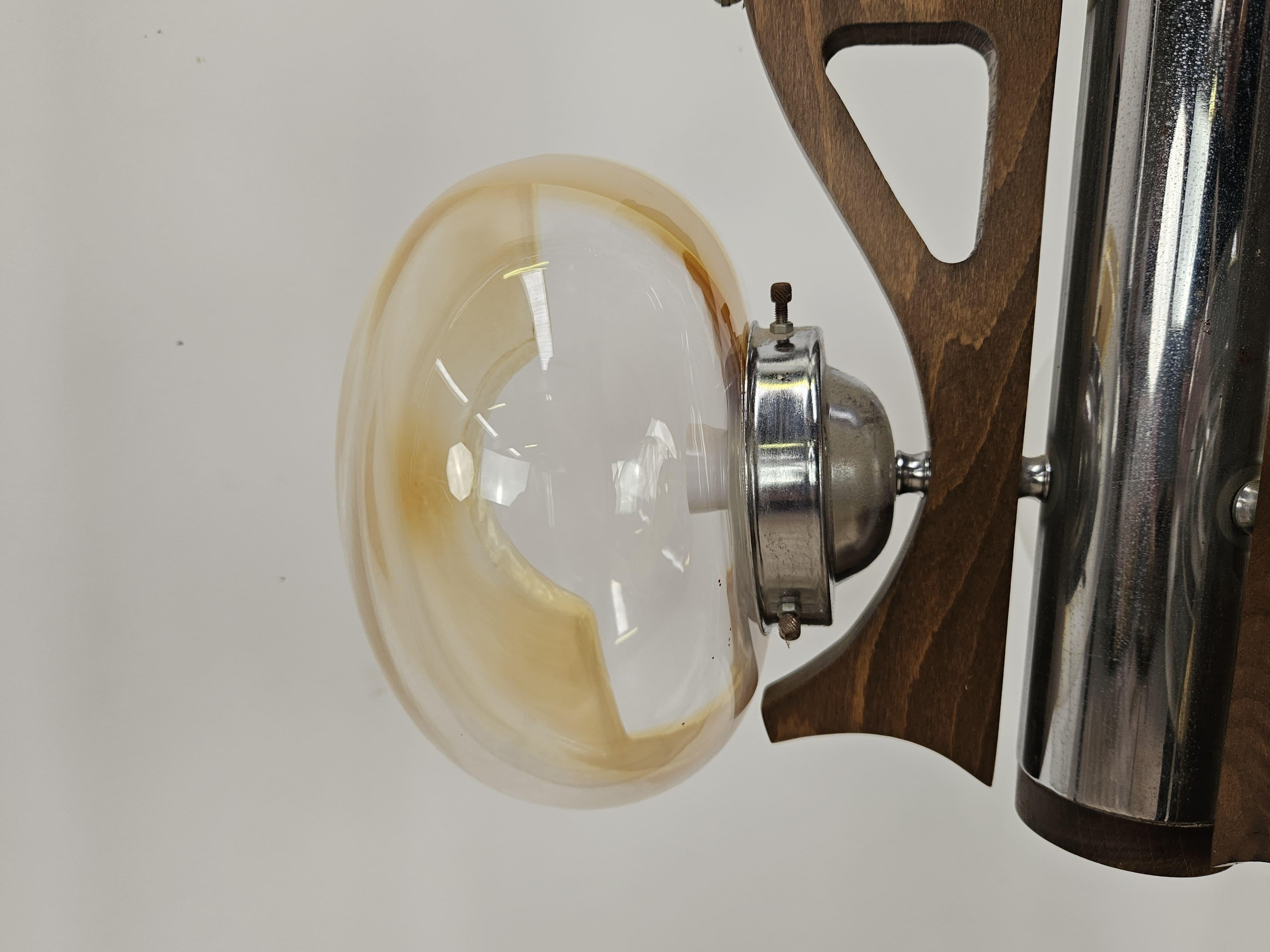 Mid-Century moderno Lampadario anni '60 in legno e metallo con tre plafoniere in vetro in vendita
