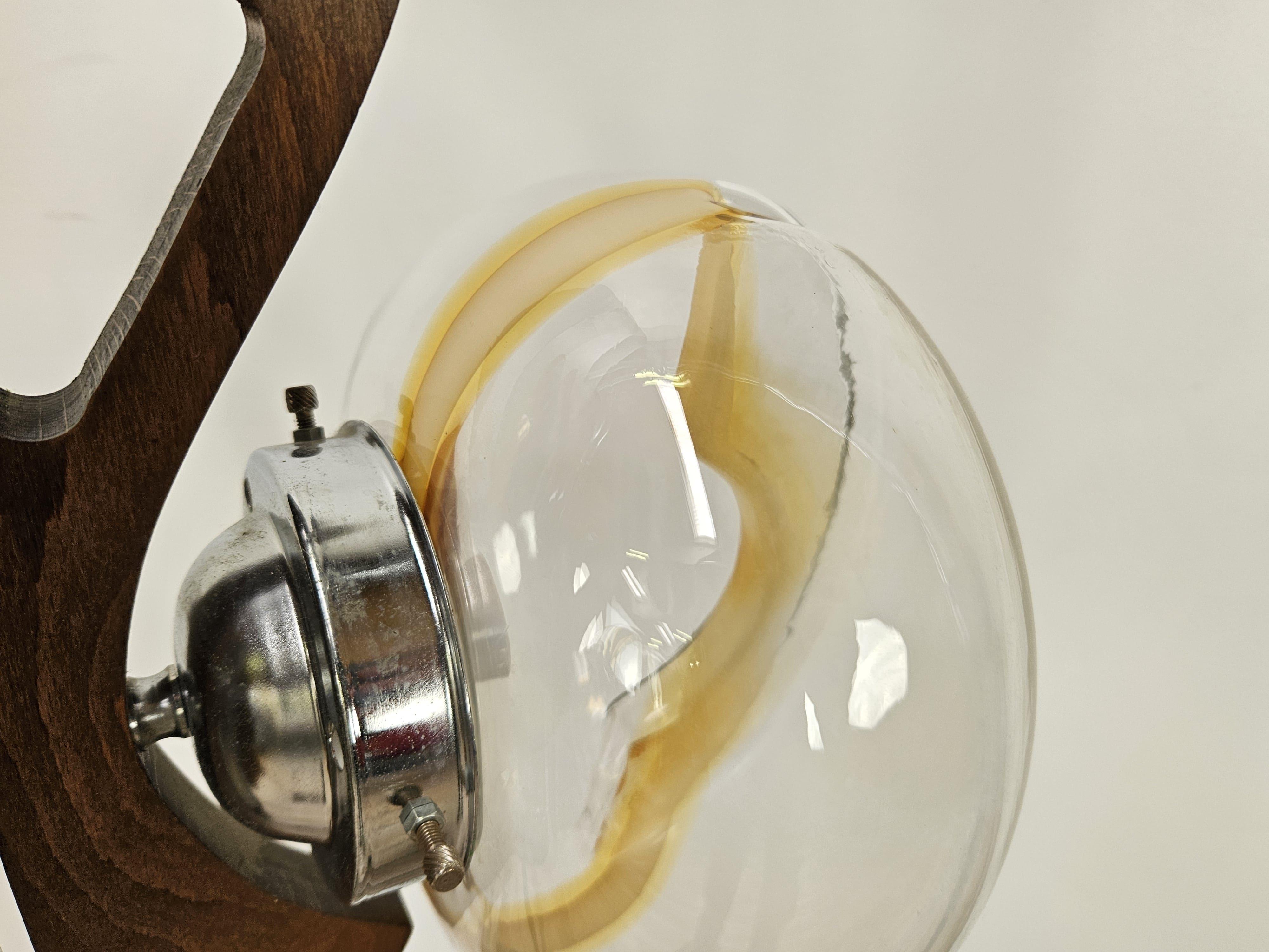 Italian Lampadario anni '60 in legno e metallo con tre plafoniere in vetro in vendita