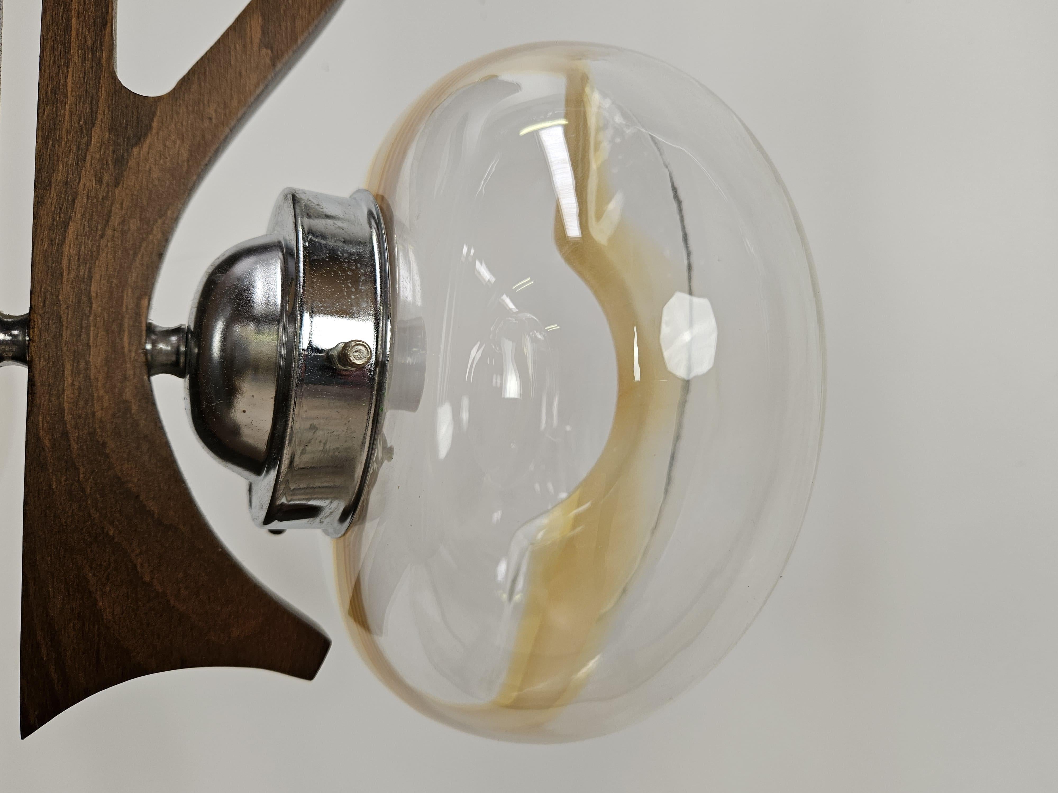 Lampadario anni '60 in legno e metallo con tre plafoniere in vetro In condizioni buone in vendita a Premariacco, IT
