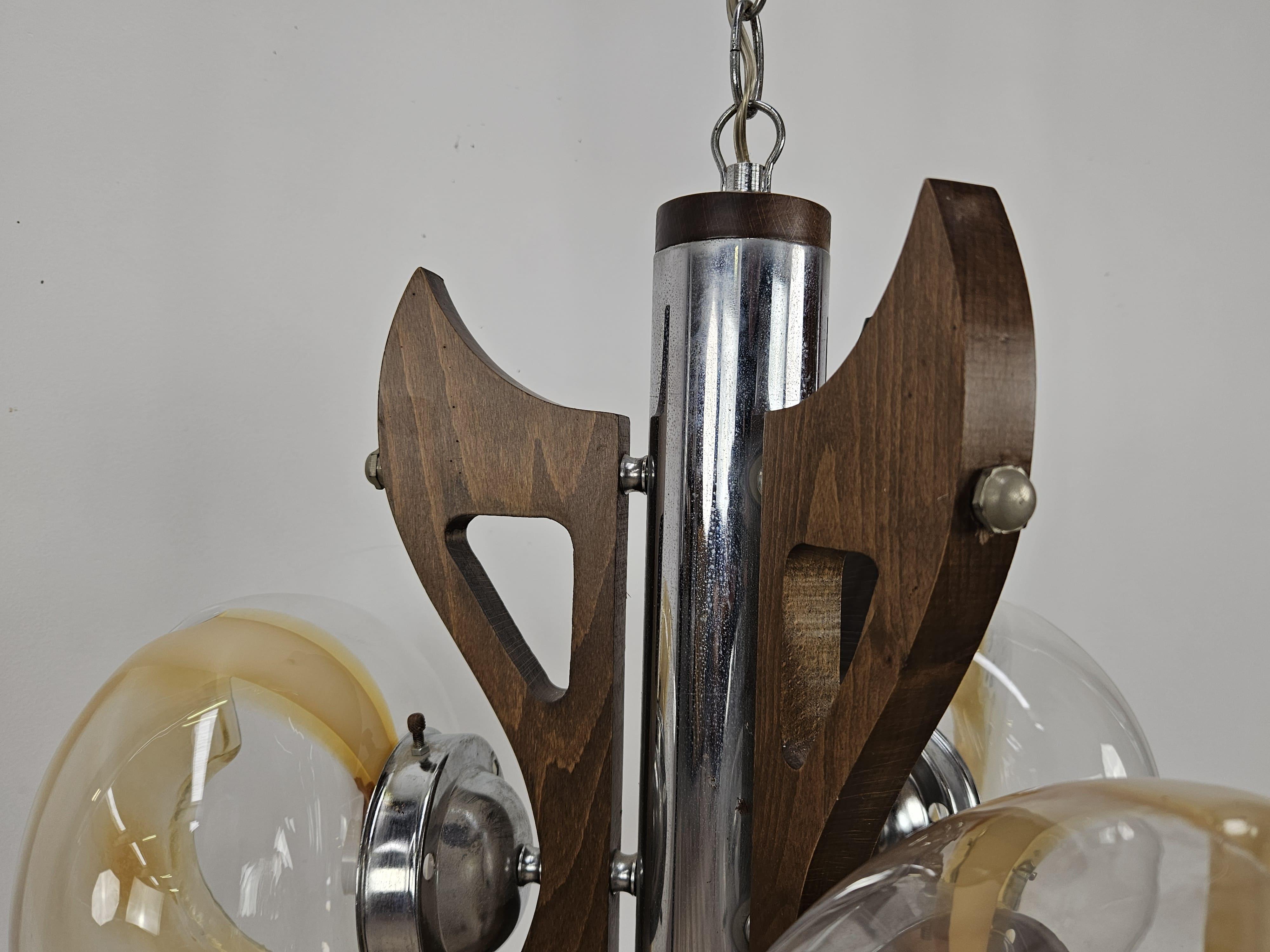 Metallo Lampadario anni '60 in legno e metallo con tre plafoniere in vetro in vendita