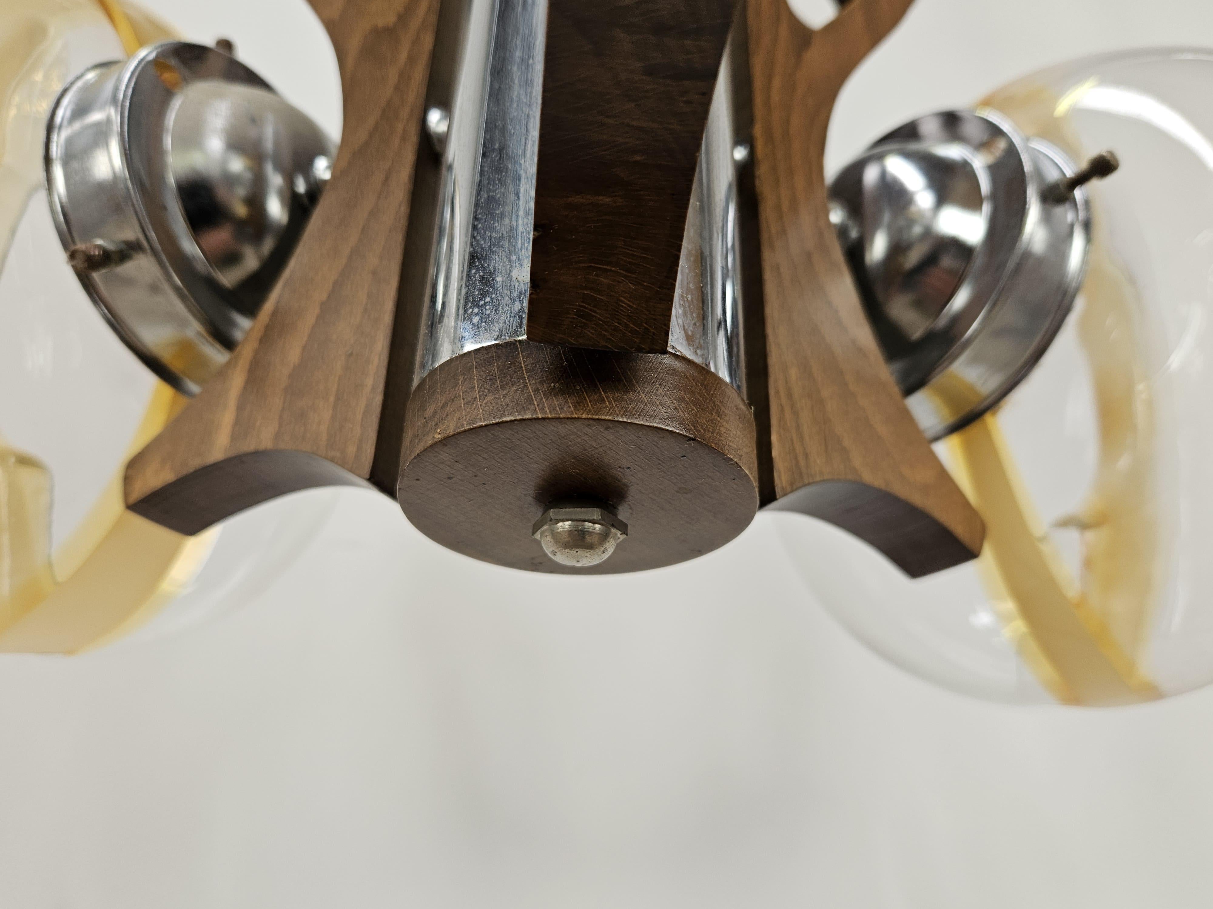 Lampadario anni '60 in legno e metallo con tre plafoniere in vetro in vendita 1