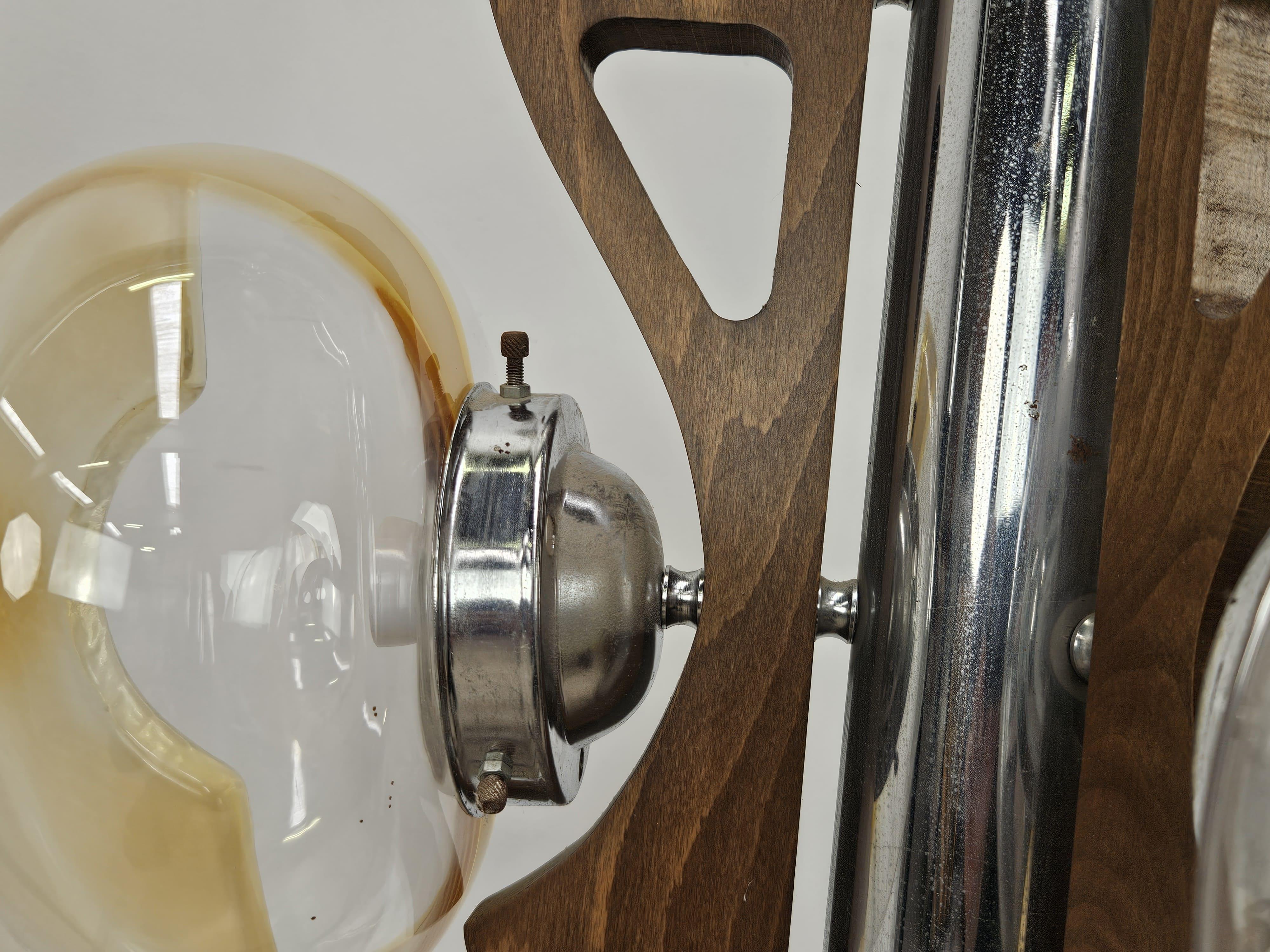 Lampadario anni '60 in legno e metallo con tre plafoniere in vetro in vendita 2