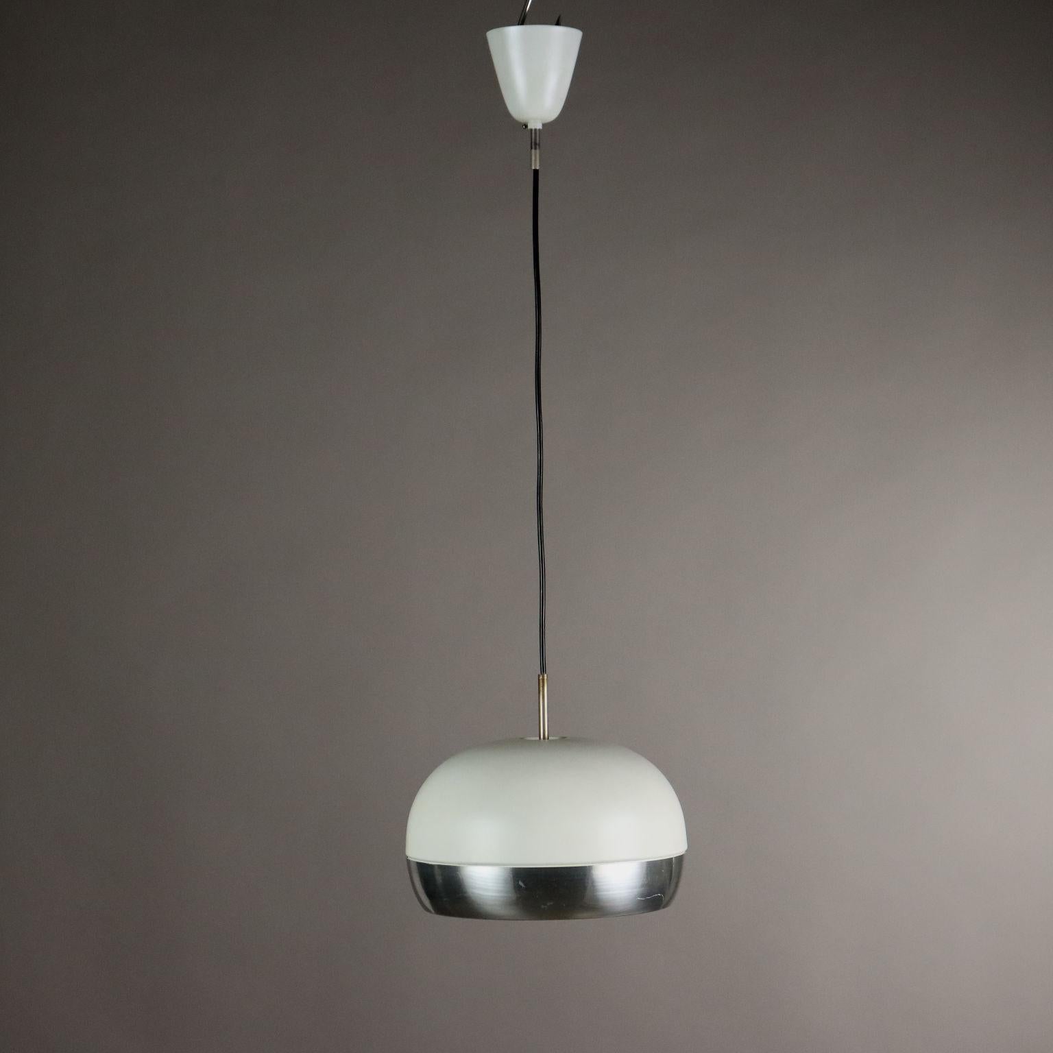 Lampada a soffitto, in alluminio smaltato e cromato.