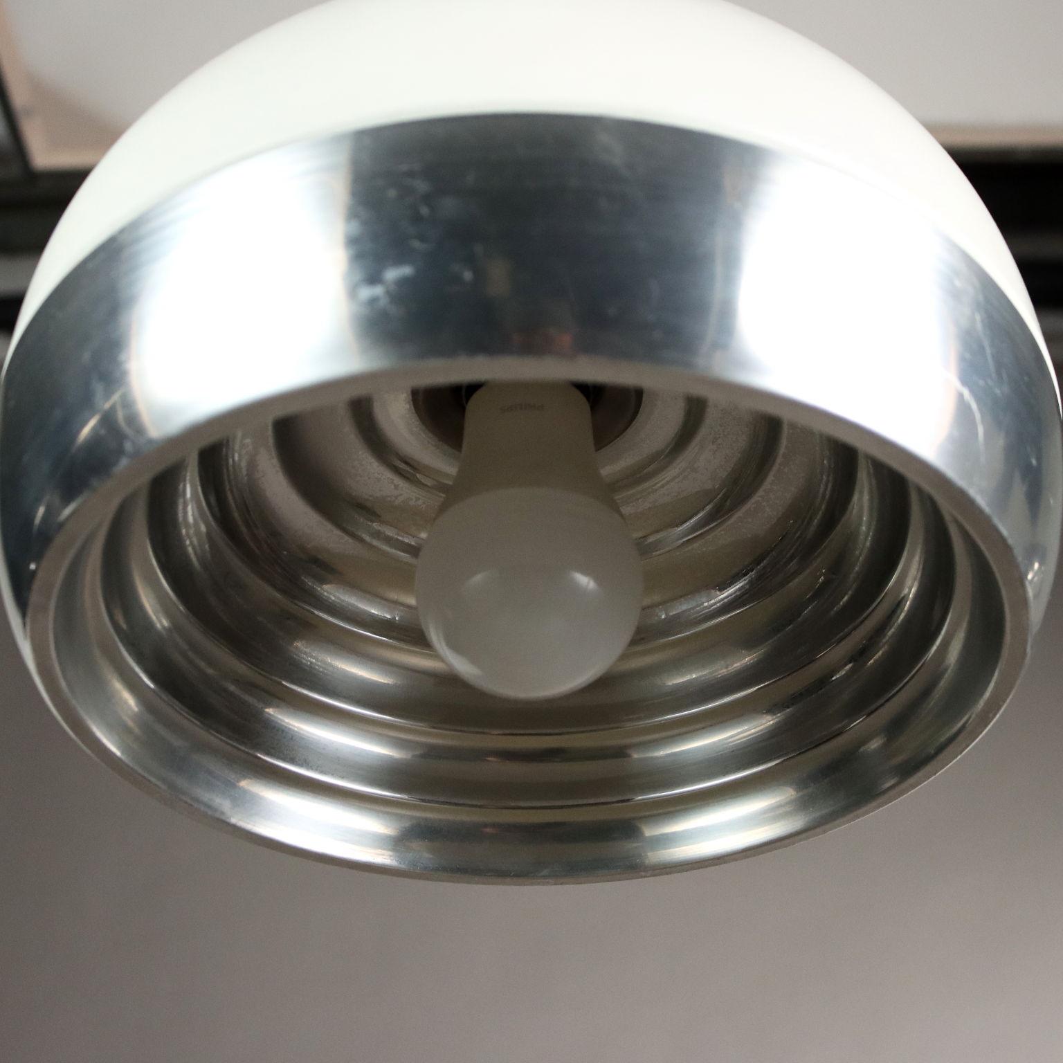 Alluminio Lampadario Anni 60 in vetro bianco in vendita