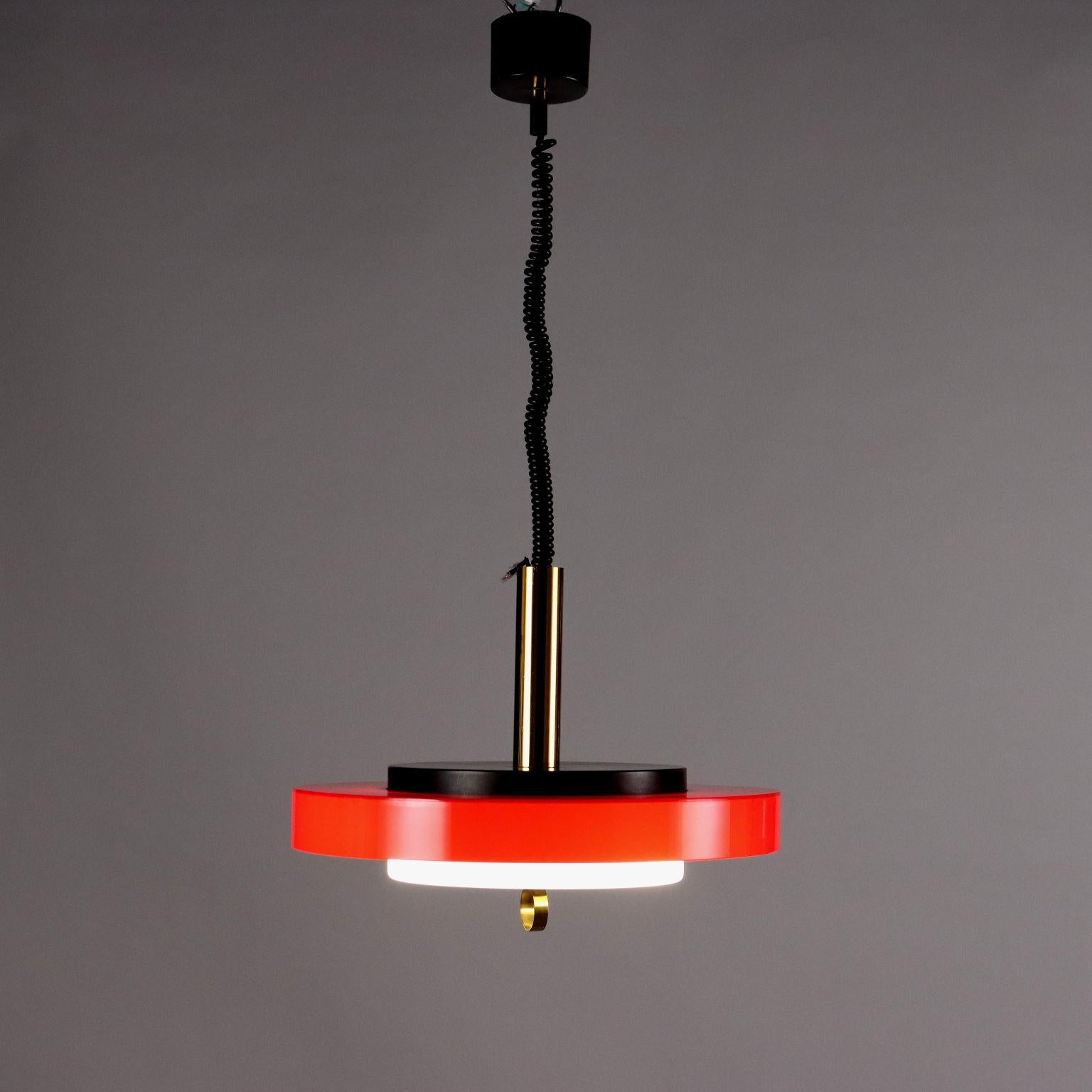 Ceiling lamp with extendable cable for adjustable height made of methacrylate, brass, enameled aluminum and glass.