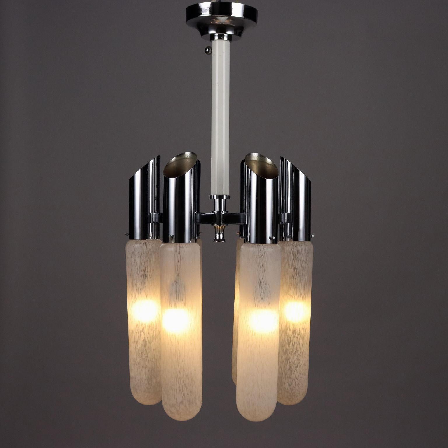 Lampada a soffitto vintage a sei punti luce in vetro di Murano lavorato con struttura in metallo cromato. Altezza regolabile. 