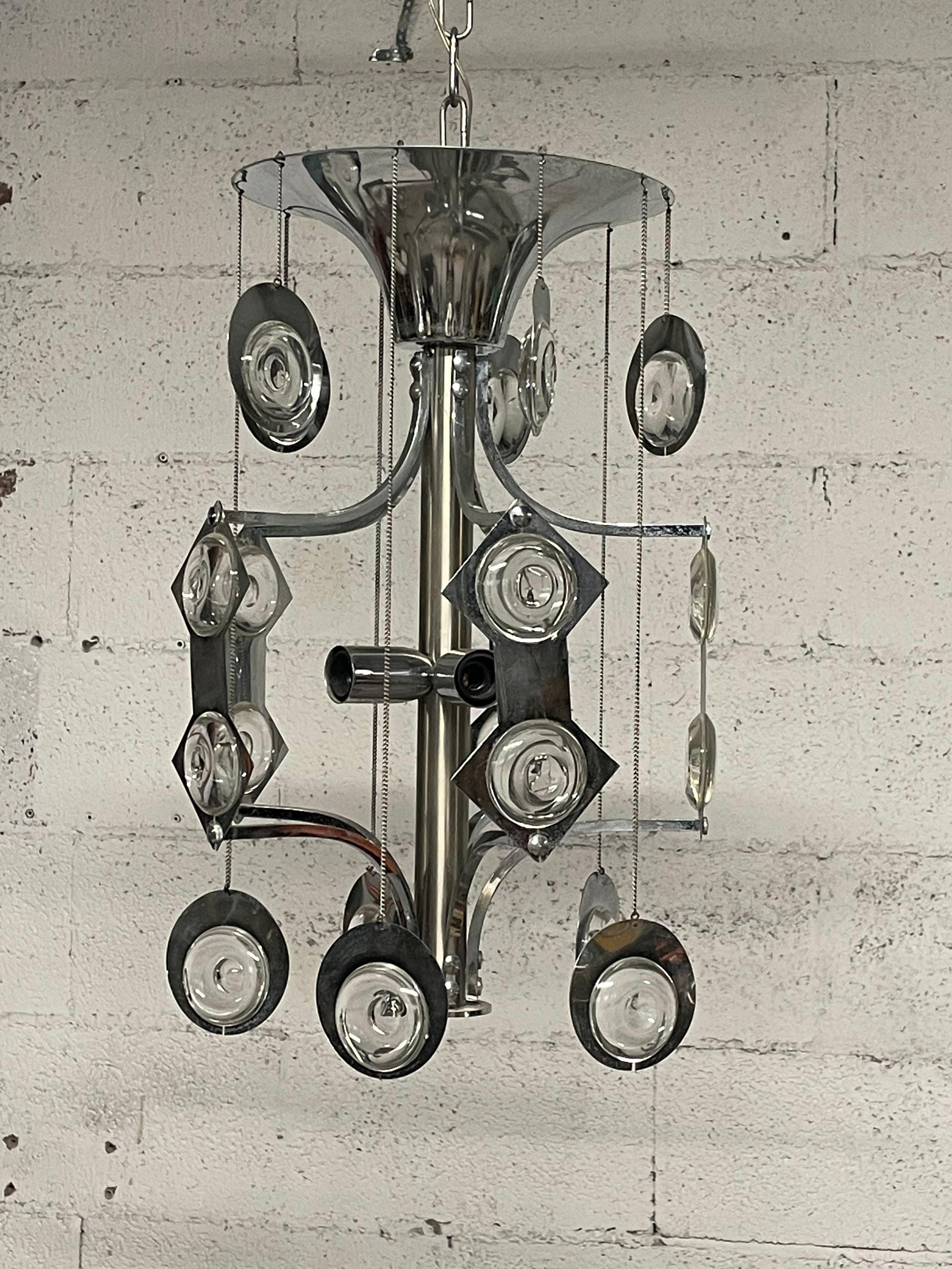 Rare lampe suspendue dessinée par Oscar Torlasco dans les années 1970 et produite par Esperia, une entreprise toscane qui fabrique des lampes à incandescence  l'éclairage décoratif haut de gamme.
Oscar Torlasco (Rome, 1934-2004) était un designer