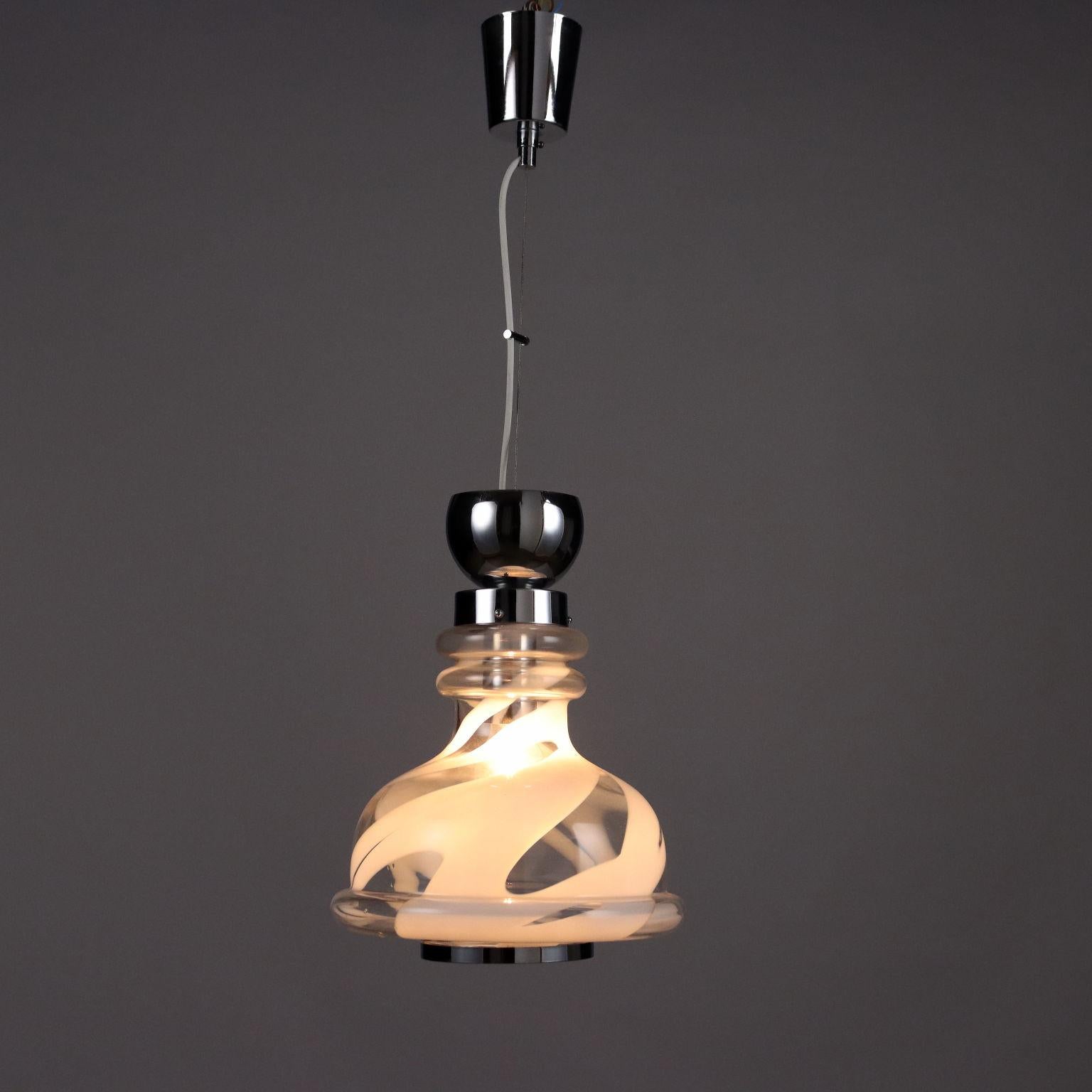 Lampada a soffitto in metallo e alluminio cromati e vetro soffiato. 