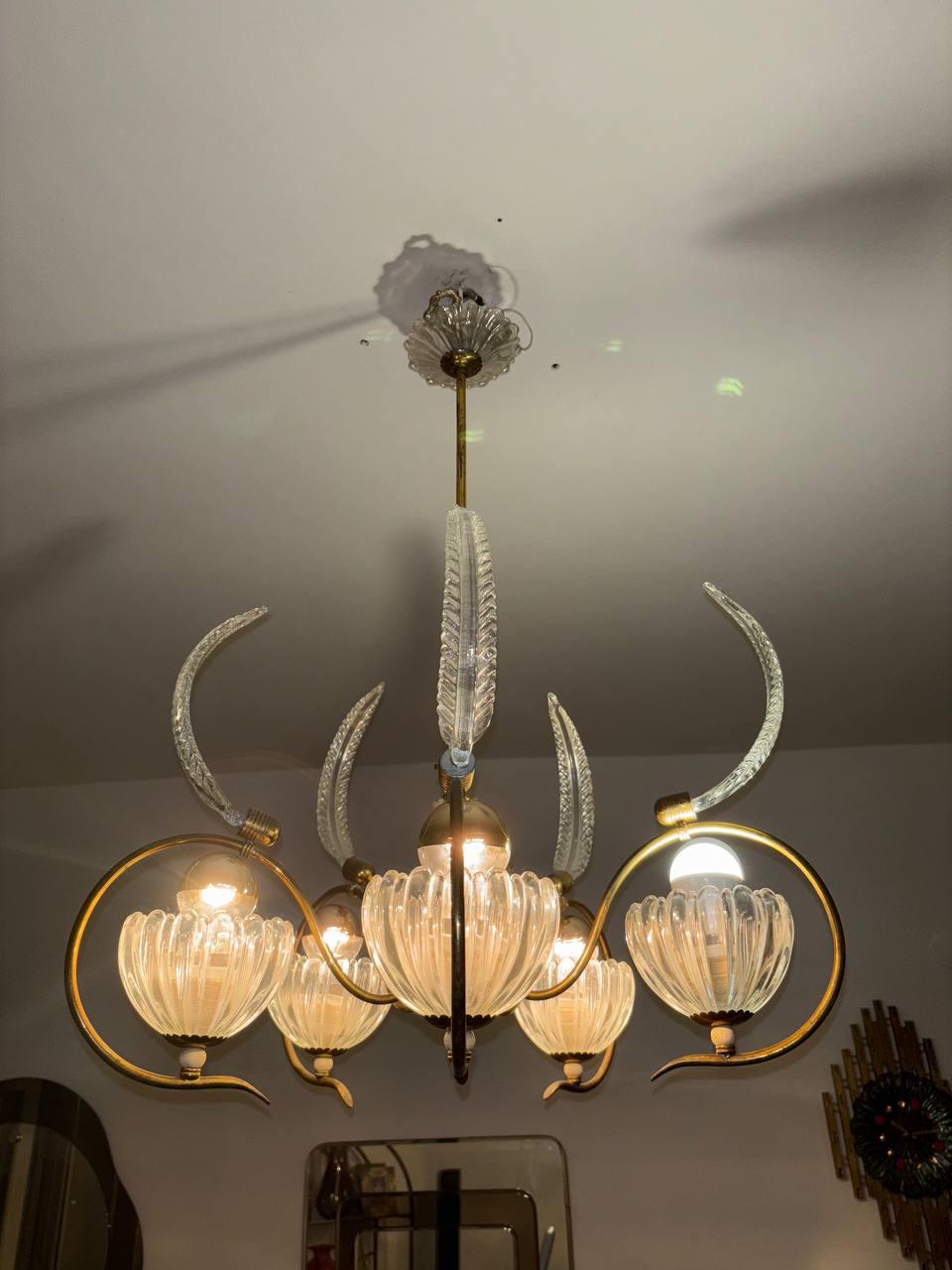 This 5-light chandelier by Ercole Barovier, made in the 1940s from Murano glass, is an exquisite example of the elegance and craftsmanship of Venetian design of the period. The structure presents a delicate balance between sinuous forms and refined