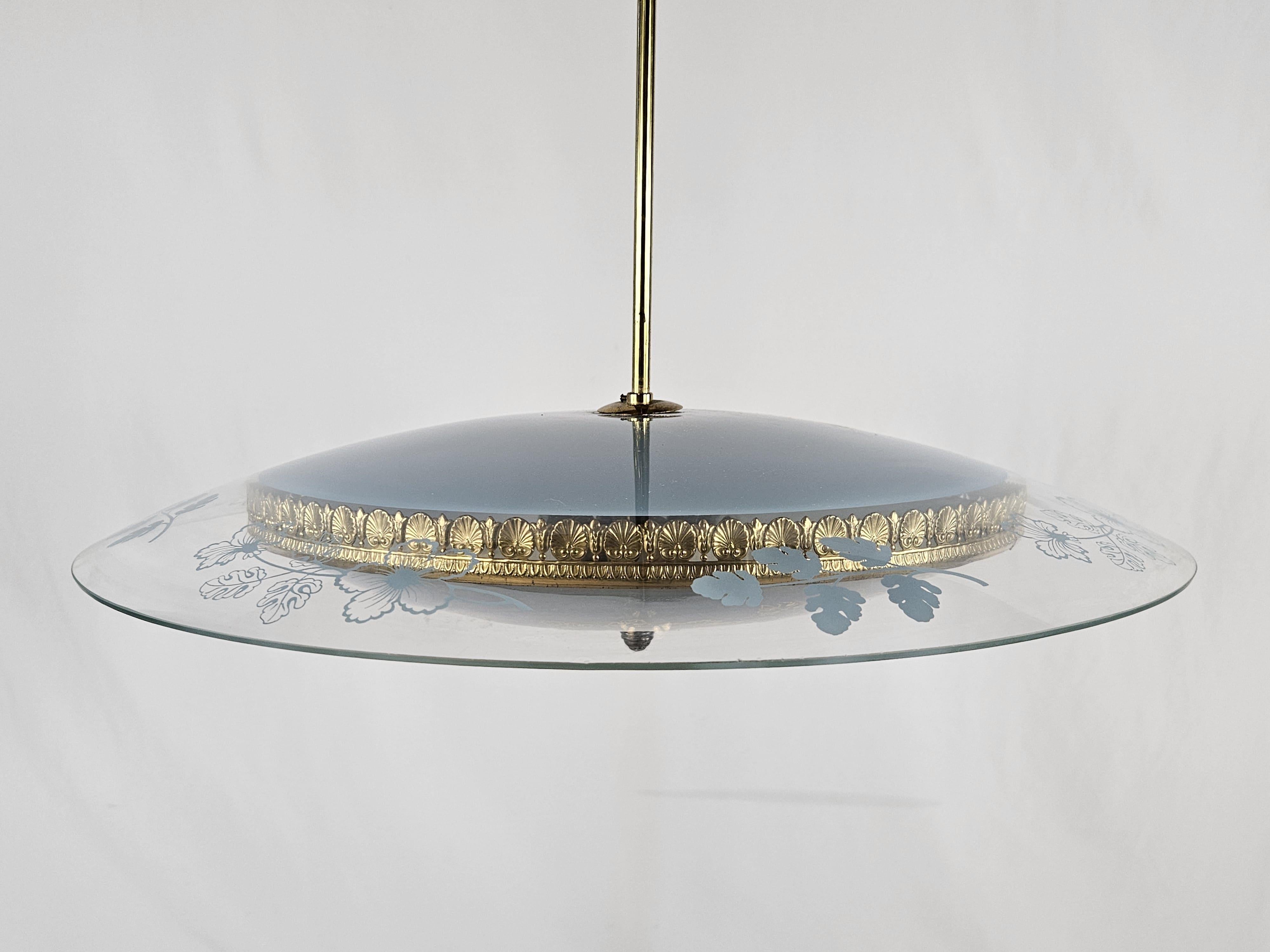 Elegant 1940s glass chandelier with various workmanship and floral-themed decorations.

Main structure and brass edge also machined.

It has no marks or labels, so given the design of the chandelier it can be attributed to Pietro Chiesa for Fontana