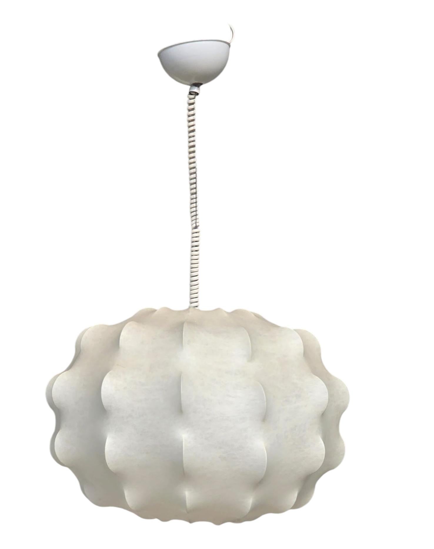 TOBIA SHOE 
A 'Nuvola' hanging lamp for FLOS, 
Structure i Metallica covered in cocoon.